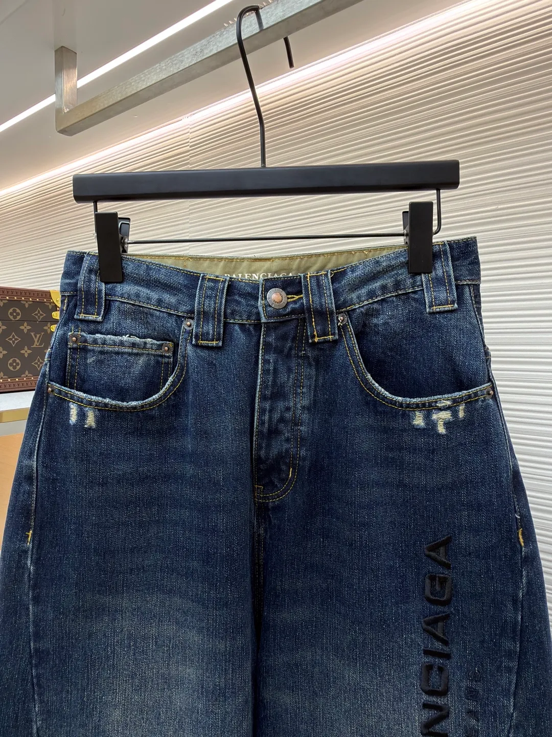 Balenciaga jeans embroidered denim trousers ●Authentic product: 12300 purchase and development ●Item number: 1681053-B25 ●Fabric: bamboo fabric ●Technology: washed production ●Version: loose version ●Weight: about 970 grams ●Size: There is a looming dark bamboo pattern in the dark blue base. The left leg is decorated with Balenciaga jeans embroidery, which complements the Paris kraft paper on the back waistband to add brand recognition. The black silk thread meanders on the dark blue background, instantly igniting the visual focus. The lines are smooth and full of tension. It has a dual temperament of retro and modern. It outlines the infinite possibilities of fashion, giving priority to customizing 1:1 original denim materials to stir-fry snowballs and stir-fry salt. Specially prepared corresponding solutions. Add a certain amount of dye, soak the denim material in it to absorb the solvent, then scrub it and dry it to further fade and oxidize it. The fried sand hand-rubbing technology is used to process the denim material in a sand-frying machine to cause natural fading and wear on the surface of the denim. Then, special tools are used to physically damage the surface of the jeans by hand, maintaining the original texture and details while increasing its uniqueness. The rub-pressed wrinkle whisker technology and the gun-painted cat whisker technology are combined to give priority to hand-rubbing in specific areas to achieve a natural wrinkle effect. Then, specific tools are used to draw a whisker-shaped texture to create a full visual effect. The overall wiring is straight and delicate, the fabric is comfortable and soft, and the color is consistent without color difference. It can be matched with the same style to create a fashionable look and control various occasions. Customized accessories, complete with three standards, same style for men and women!