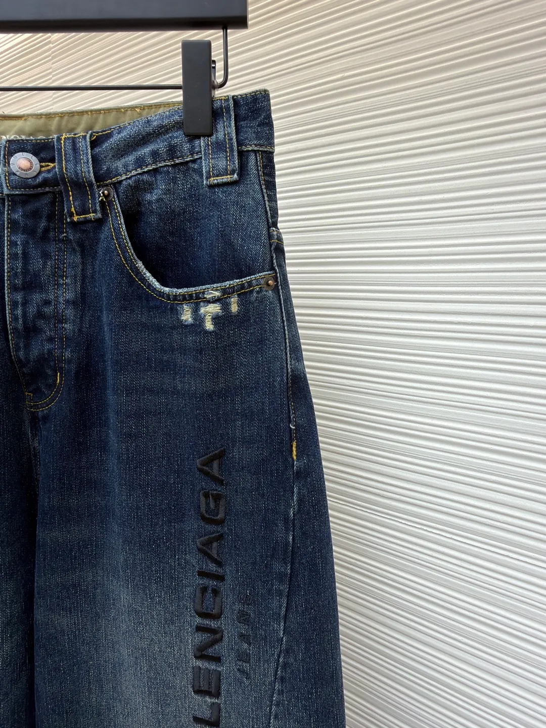 Balenciaga jeans embroidered denim trousers ●Authentic product: 12300 purchase and development ●Item number: 1681053-B25 ●Fabric: bamboo fabric ●Technology: washed production ●Version: loose version ●Weight: about 970 grams ●Size: There is a looming dark bamboo pattern in the dark blue base. The left leg is decorated with Balenciaga jeans embroidery, which complements the Paris kraft paper on the back waistband to add brand recognition. The black silk thread meanders on the dark blue background, instantly igniting the visual focus. The lines are smooth and full of tension. It has a dual temperament of retro and modern. It outlines the infinite possibilities of fashion, giving priority to customizing 1:1 original denim materials to stir-fry snowballs and stir-fry salt. Specially prepared corresponding solutions. Add a certain amount of dye, soak the denim material in it to absorb the solvent, then scrub it and dry it to further fade and oxidize it. The fried sand hand-rubbing technology is used to process the denim material in a sand-frying machine to cause natural fading and wear on the surface of the denim. Then, special tools are used to physically damage the surface of the jeans by hand, maintaining the original texture and details while increasing its uniqueness. The rub-pressed wrinkle whisker technology and the gun-painted cat whisker technology are combined to give priority to hand-rubbing in specific areas to achieve a natural wrinkle effect. Then, specific tools are used to draw a whisker-shaped texture to create a full visual effect. The overall wiring is straight and delicate, the fabric is comfortable and soft, and the color is consistent without color difference. It can be matched with the same style to create a fashionable look and control various occasions. Customized accessories, complete with three standards, same style for men and women!