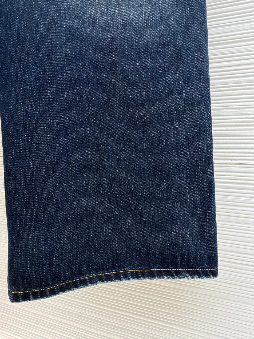 Balenciaga jeans embroidered denim trousers ●Authentic product: 12300 purchase and development ●Item number: 1681053-B25 ●Fabric: bamboo fabric ●Technology: washed production ●Version: loose version ●Weight: about 970 grams ●Size: There is a looming dark bamboo pattern in the dark blue base. The left leg is decorated with Balenciaga jeans embroidery, which complements the Paris kraft paper on the back waistband to add brand recognition. The black silk thread meanders on the dark blue background, instantly igniting the visual focus. The lines are smooth and full of tension. It has a dual temperament of retro and modern. It outlines the infinite possibilities of fashion, giving priority to customizing 1:1 original denim materials to stir-fry snowballs and stir-fry salt. Specially prepared corresponding solutions. Add a certain amount of dye, soak the denim material in it to absorb the solvent, then scrub it and dry it to further fade and oxidize it. The fried sand hand-rubbing technology is used to process the denim material in a sand-frying machine to cause natural fading and wear on the surface of the denim. Then, special tools are used to physically damage the surface of the jeans by hand, maintaining the original texture and details while increasing its uniqueness. The rub-pressed wrinkle whisker technology and the gun-painted cat whisker technology are combined to give priority to hand-rubbing in specific areas to achieve a natural wrinkle effect. Then, specific tools are used to draw a whisker-shaped texture to create a full visual effect. The overall wiring is straight and delicate, the fabric is comfortable and soft, and the color is consistent without color difference. It can be matched with the same style to create a fashionable look and control various occasions. Customized accessories, complete with three standards, same style for men and women!