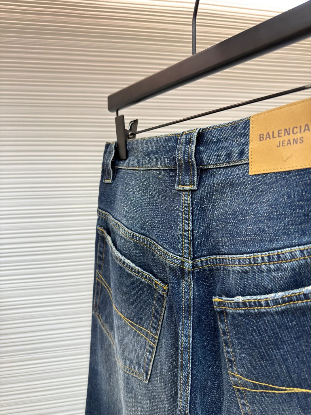 Balenciaga jeans embroidered denim trousers ●Authentic product: 12300 purchase and development ●Item number: 1681053-B25 ●Fabric: bamboo fabric ●Technology: washed production ●Version: loose version ●Weight: about 970 grams ●Size: There is a looming dark bamboo pattern in the dark blue base. The left leg is decorated with Balenciaga jeans embroidery, which complements the Paris kraft paper on the back waistband to add brand recognition. The black silk thread meanders on the dark blue background, instantly igniting the visual focus. The lines are smooth and full of tension. It has a dual temperament of retro and modern. It outlines the infinite possibilities of fashion, giving priority to customizing 1:1 original denim materials to stir-fry snowballs and stir-fry salt. Specially prepared corresponding solutions. Add a certain amount of dye, soak the denim material in it to absorb the solvent, then scrub it and dry it to further fade and oxidize it. The fried sand hand-rubbing technology is used to process the denim material in a sand-frying machine to cause natural fading and wear on the surface of the denim. Then, special tools are used to physically damage the surface of the jeans by hand, maintaining the original texture and details while increasing its uniqueness. The rub-pressed wrinkle whisker technology and the gun-painted cat whisker technology are combined to give priority to hand-rubbing in specific areas to achieve a natural wrinkle effect. Then, specific tools are used to draw a whisker-shaped texture to create a full visual effect. The overall wiring is straight and delicate, the fabric is comfortable and soft, and the color is consistent without color difference. It can be matched with the same style to create a fashionable look and control various occasions. Customized accessories, complete with three standards, same style for men and women!