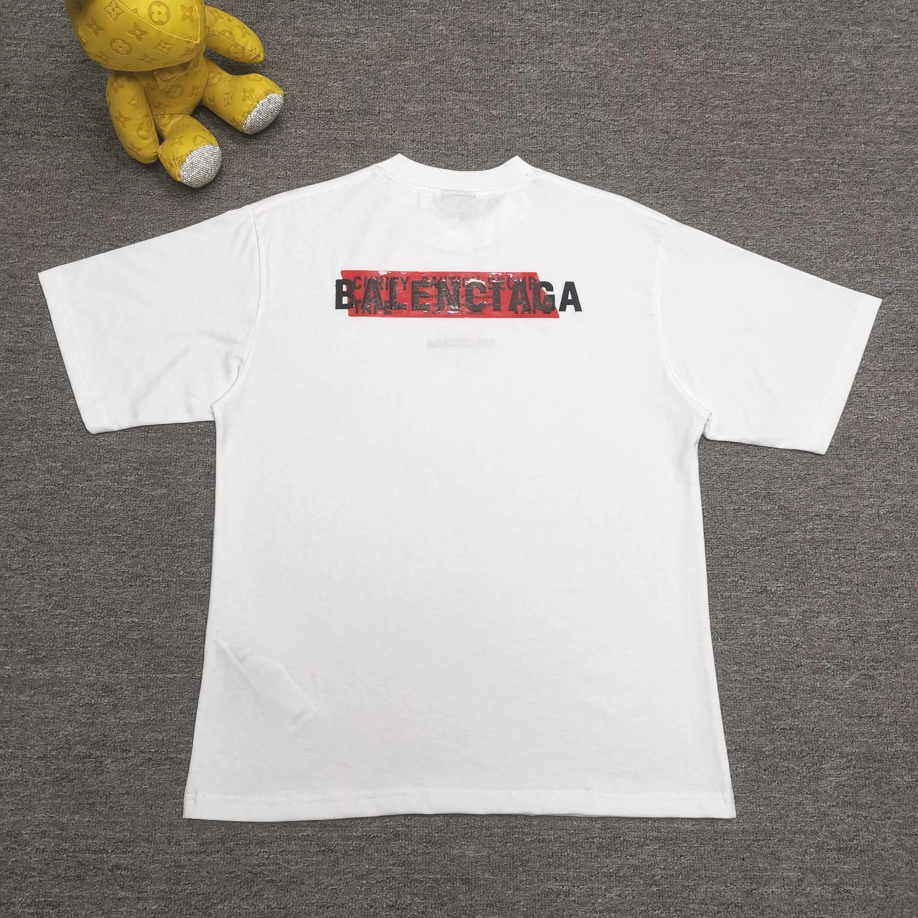 Top version ❤️BALENCI*GA/Paris #2025 new style, front and back letter LOGO embroidered tape taped short-sleeved T-shirt, full of design. Welcome to compare. The fabric is made of Paris ZP custom-woven and dyed cotton double yarn, with a weight of 260 grams. The cloth surface is clean. The cloth pattern is clear, soft and comfortable. The threads are dyed with no color difference. The classic letter LOGO is embroidered with imported Tajima embroidery machine. The tape is stamped with imported transparent glue. The effect is three-dimensional. Restore brick cabinets, adopt OS loose shoulder style. Color: black, sky blue, white Size: XS S M L P280