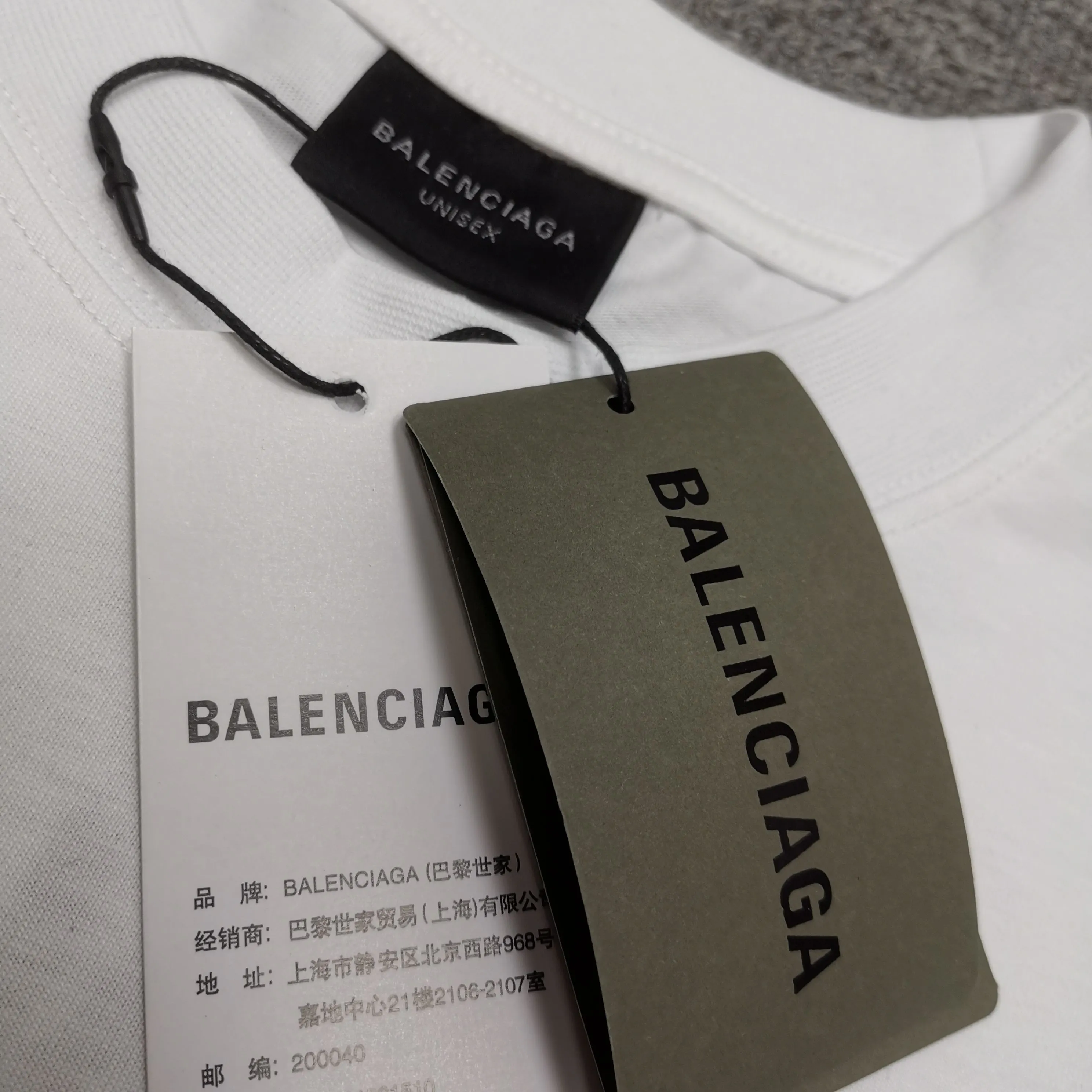 Top version ❤️BALENCI*GA/Paris #2025 new style, front and back letter LOGO embroidered tape taped short-sleeved T-shirt, full of design. Welcome to compare. The fabric is made of Paris ZP custom-woven and dyed cotton double yarn, with a weight of 260 grams. The cloth surface is clean. The cloth pattern is clear, soft and comfortable. The threads are dyed with no color difference. The classic letter LOGO is embroidered with imported Tajima embroidery machine. The tape is stamped with imported transparent glue. The effect is three-dimensional. Restore brick cabinets, adopt OS loose shoulder style. Color: black, sky blue, white Size: XS S M L P280