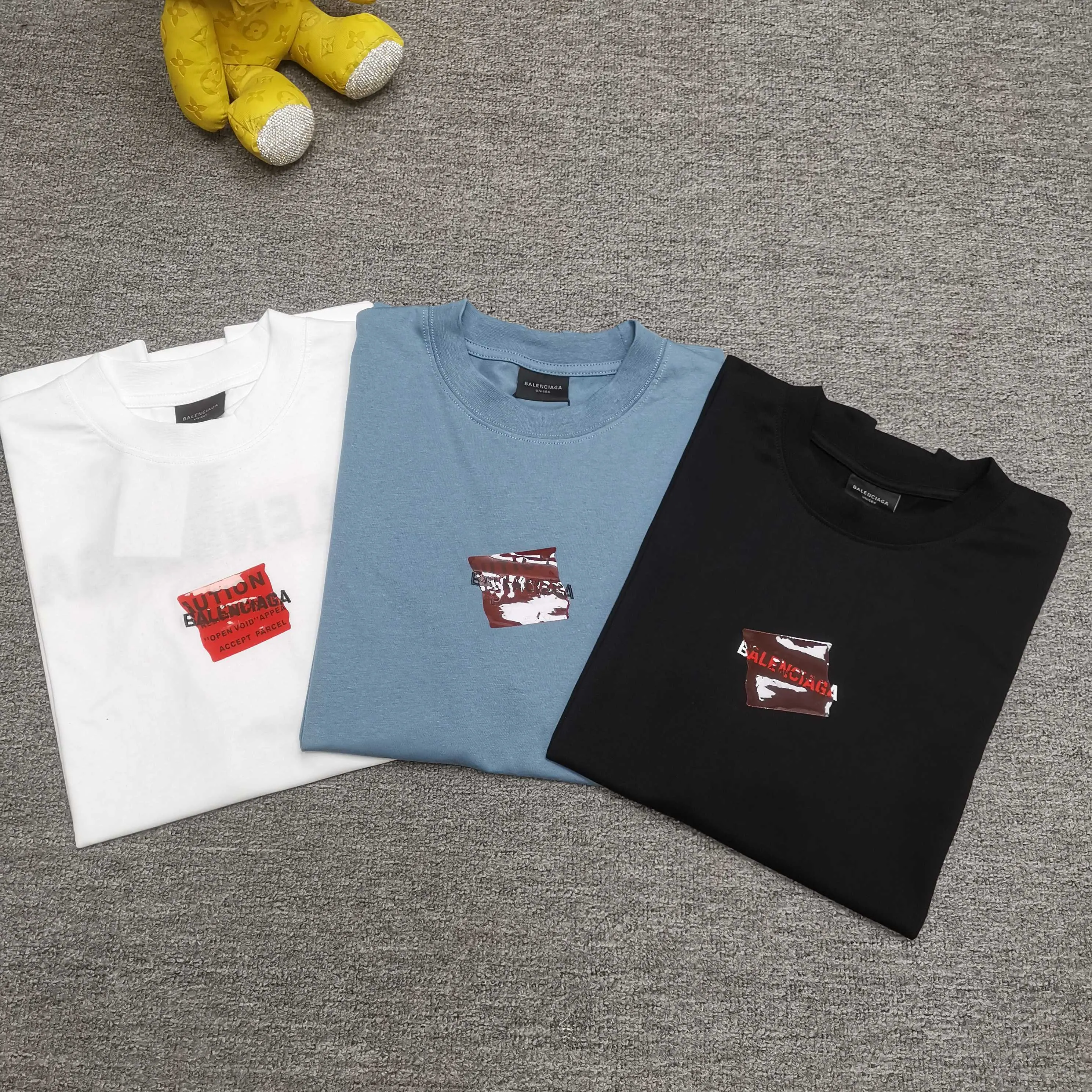 Top version ❤️BALENCI*GA/Paris #2025 new style, front and back letter LOGO embroidered tape taped short-sleeved T-shirt, full of design. Welcome to compare. The fabric is made of Paris ZP custom-woven and dyed cotton double yarn, with a weight of 260 grams. The cloth surface is clean. The cloth pattern is clear, soft and comfortable. The threads are dyed with no color difference. The classic letter LOGO is embroidered with imported Tajima embroidery machine. The tape is stamped with imported transparent glue. The effect is three-dimensional. Restore brick cabinets, adopt OS loose shoulder style. Color: black, sky blue, white Size: XS S M L P280