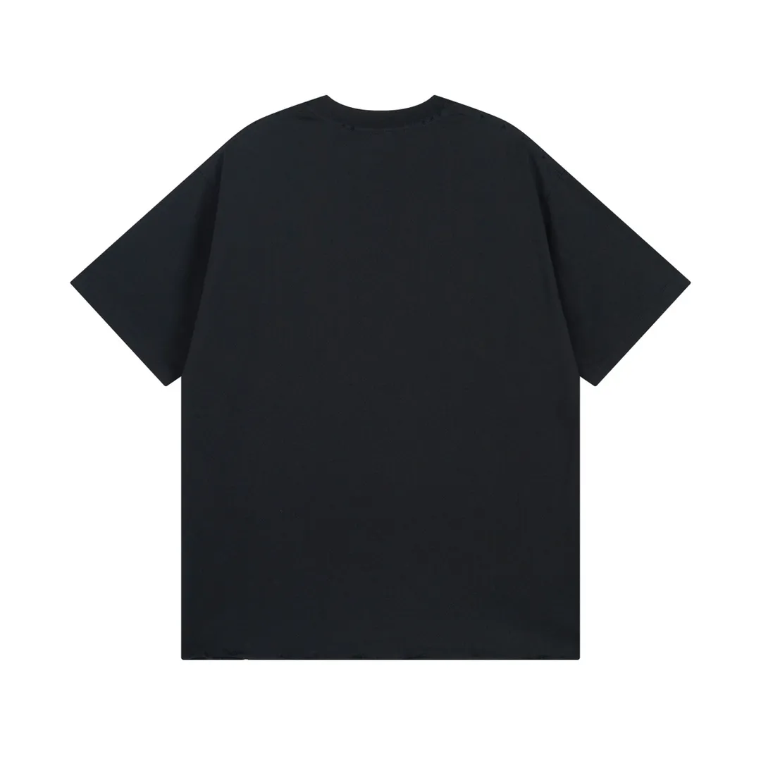 🅿️190 detailed pictures [Top version. Official website quality] BALENCI*GA/Paris BALENCI*GA# New style, 2024 latest pattern direct-injection printing, worn and damaged old short-sleeved T-shirts. Brick cabinet synchronization. The old and worn ZP is the same, welcome to compare. The fabric is made of Paris ZP custom-woven and dyed 100% cotton double-yarn compact cotton. The weight is 260 grams. The cloth surface is clean. The cloth pattern is clear. Soft and comfortable. Good color fastness. Not easy to change color. The threads are woven and dyed with no color difference. The ready-made garments are washed, distressed and worn with heavy craftsmanship. Jubie market makes goods based on pictures. Comparisons welcome. Restore brick cabinet. The version adopts OS loose shoulder style. Same style for men and women. Code: BL223369 Color: black. Size: XS to L