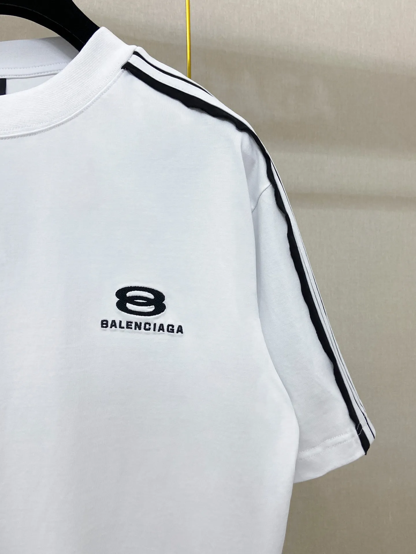 🅿️180 9200# Actual photo Top version [[BALENCIA*GA] official website quality Paris new raglan sleeves color matching. Tie strips. Classic LOGO short-sleeved T-shirt embroidered on the front left chest OS version Loose dropped shoulders Unisex fabric: 260 grams 100% cotton double yarn Technology: front printing Garment washing Shaping solid color Color: black white Size: XS S M L