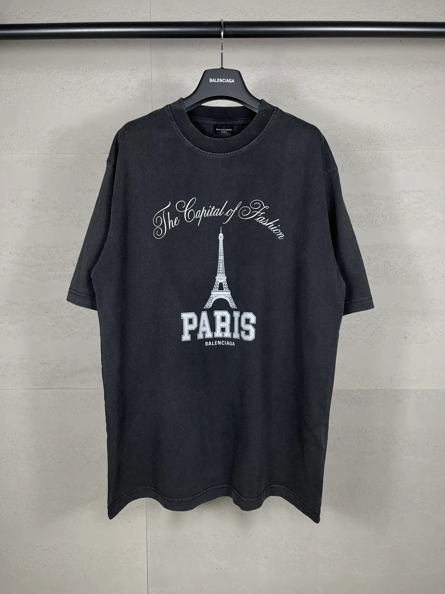 🅿️186 real photos [Top version. Official website quality] BALENCI*GA/Paris. 2024 new model. Washed and distressed short-sleeved T-shirt with iron tower art print on the front. Synchronized with brick cabinets. Developed authentically at the first time, enjoy printing and comparison! The fabric is made of Paris ZP custom-woven and dyed cotton double yarn. Weighing 260 grams, the cloth surface is clean. The cloth pattern is clear, soft and comfortable. The threads are dyed with no color difference. The printing is made of environmentally friendly imported materials. The letters are clear and the effect is three-dimensional. The entire garment is washed and distressed. The version adopts OS loose shoulder style. Same style for men and women. Code: BL223392 Color: washed black, size: XS. S. M. L