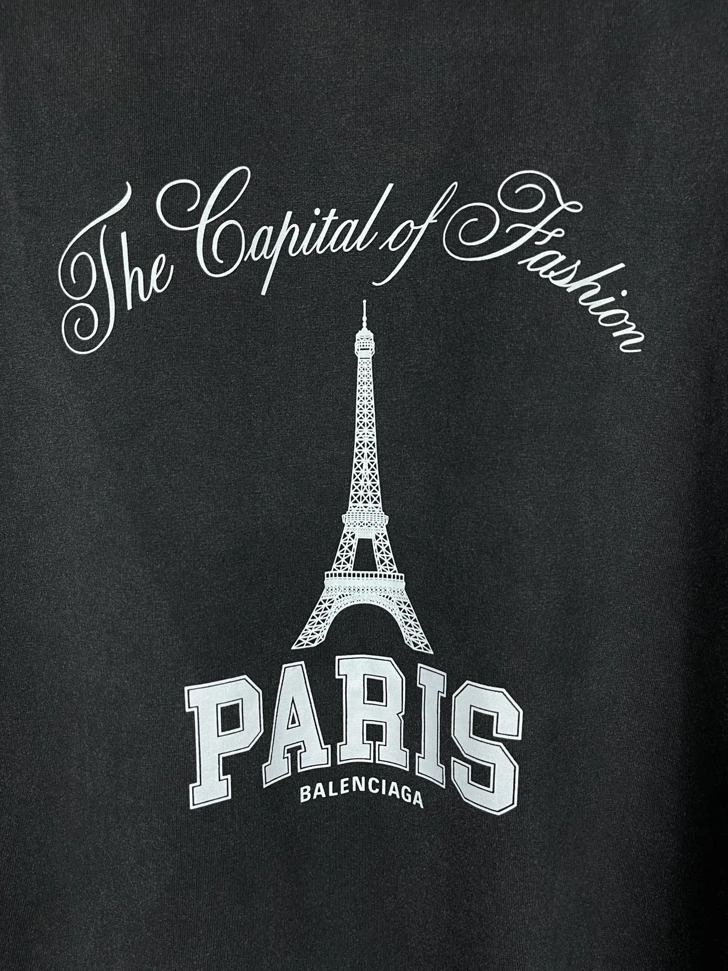 🅿️186 real photos [Top version. Official website quality] BALENCI*GA/Paris. 2024 new model. Washed and distressed short-sleeved T-shirt with iron tower art print on the front. Synchronized with brick cabinets. Developed authentically at the first time, enjoy printing and comparison! The fabric is made of Paris ZP custom-woven and dyed cotton double yarn. Weighing 260 grams, the cloth surface is clean. The cloth pattern is clear, soft and comfortable. The threads are dyed with no color difference. The printing is made of environmentally friendly imported materials. The letters are clear and the effect is three-dimensional. The entire garment is washed and distressed. The version adopts OS loose shoulder style. Same style for men and women. Code: BL223392 Color: washed black, size: XS. S. M. L