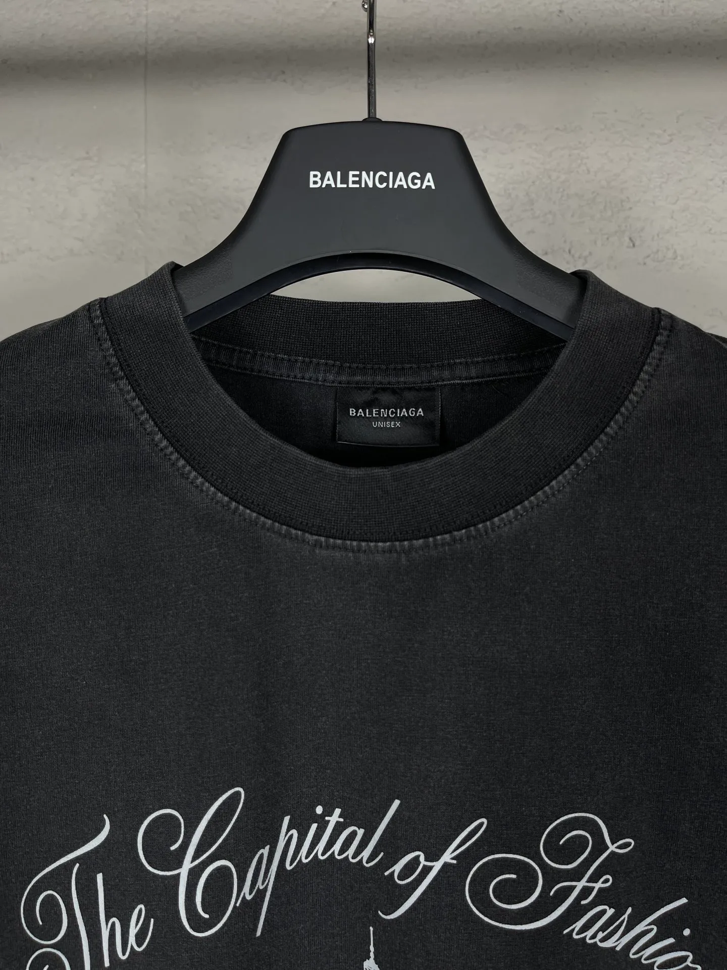 🅿️186 real photos [Top version. Official website quality] BALENCI*GA/Paris. 2024 new model. Washed and distressed short-sleeved T-shirt with iron tower art print on the front. Synchronized with brick cabinets. Developed authentically at the first time, enjoy printing and comparison! The fabric is made of Paris ZP custom-woven and dyed cotton double yarn. Weighing 260 grams, the cloth surface is clean. The cloth pattern is clear, soft and comfortable. The threads are dyed with no color difference. The printing is made of environmentally friendly imported materials. The letters are clear and the effect is three-dimensional. The entire garment is washed and distressed. The version adopts OS loose shoulder style. Same style for men and women. Code: BL223392 Color: washed black, size: XS. S. M. L