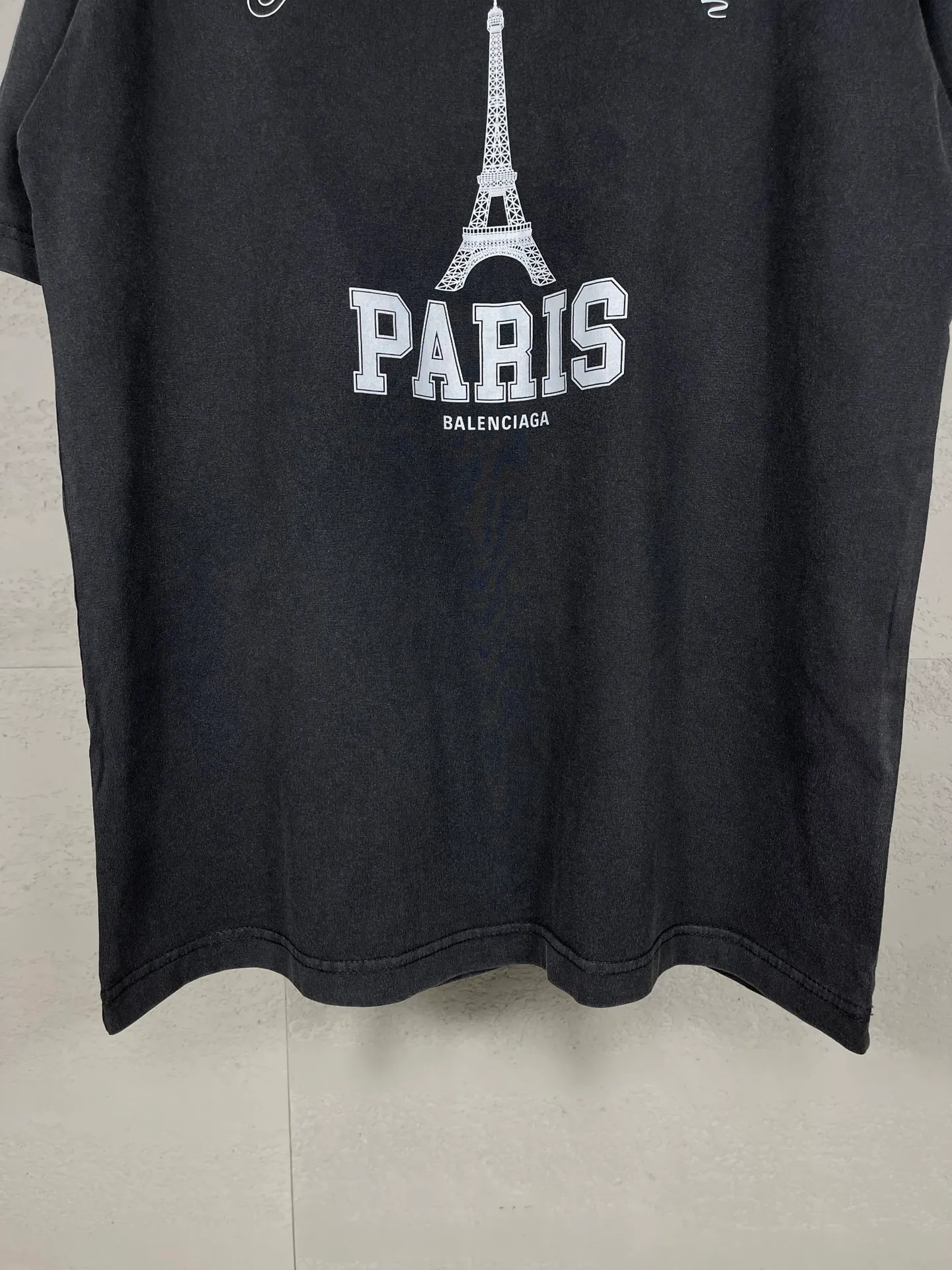 🅿️186 real photos [Top version. Official website quality] BALENCI*GA/Paris. 2024 new model. Washed and distressed short-sleeved T-shirt with iron tower art print on the front. Synchronized with brick cabinets. Developed authentically at the first time, enjoy printing and comparison! The fabric is made of Paris ZP custom-woven and dyed cotton double yarn. Weighing 260 grams, the cloth surface is clean. The cloth pattern is clear, soft and comfortable. The threads are dyed with no color difference. The printing is made of environmentally friendly imported materials. The letters are clear and the effect is three-dimensional. The entire garment is washed and distressed. The version adopts OS loose shoulder style. Same style for men and women. Code: BL223392 Color: washed black, size: XS. S. M. L