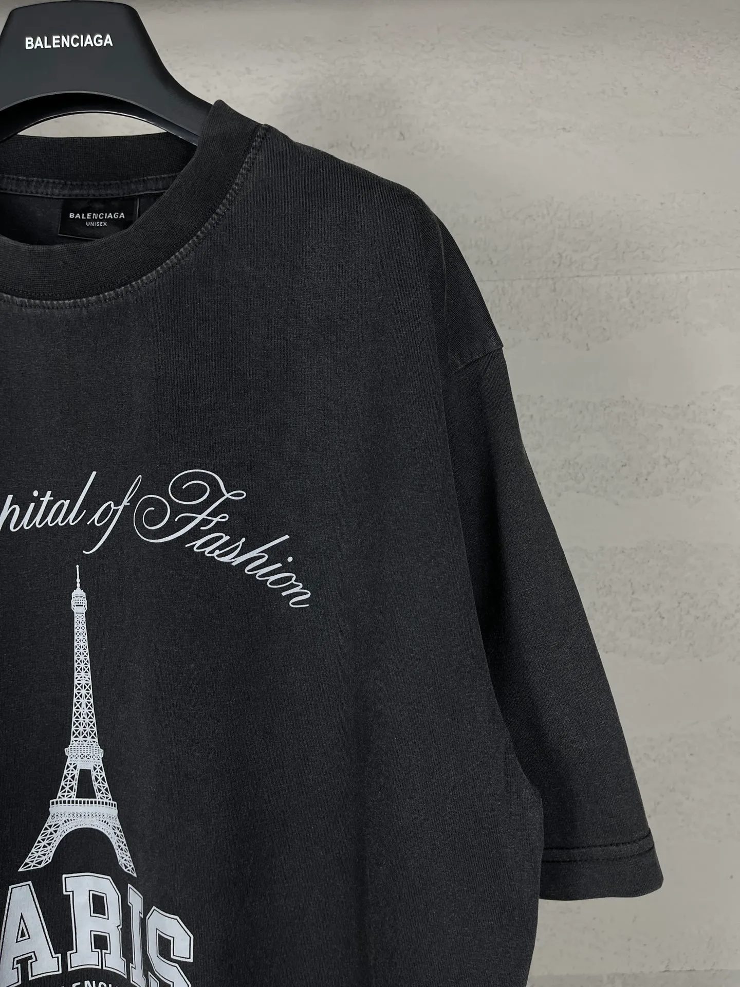 🅿️186 real photos [Top version. Official website quality] BALENCI*GA/Paris. 2024 new model. Washed and distressed short-sleeved T-shirt with iron tower art print on the front. Synchronized with brick cabinets. Developed authentically at the first time, enjoy printing and comparison! The fabric is made of Paris ZP custom-woven and dyed cotton double yarn. Weighing 260 grams, the cloth surface is clean. The cloth pattern is clear, soft and comfortable. The threads are dyed with no color difference. The printing is made of environmentally friendly imported materials. The letters are clear and the effect is three-dimensional. The entire garment is washed and distressed. The version adopts OS loose shoulder style. Same style for men and women. Code: BL223392 Color: washed black, size: XS. S. M. L