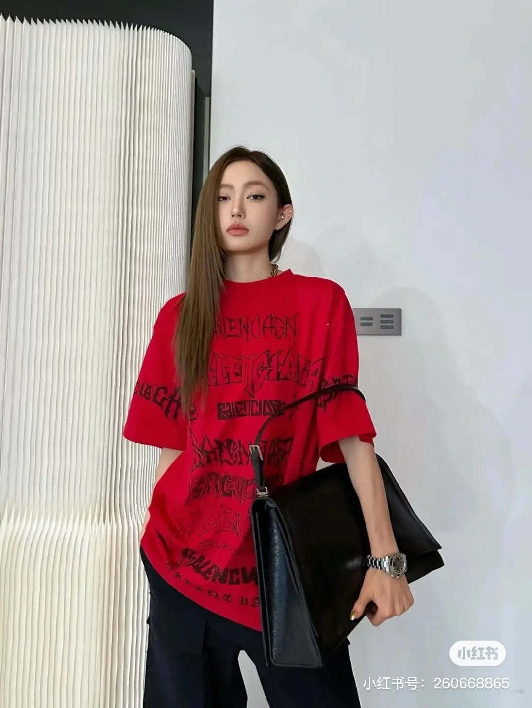 🎀Hot model pictures🎀The top tested version of Balenciaga/Balenciaga 24SS Year of the Dragon hand-painted graffiti logo full-print short-sleeved T-shirt everyone has been waiting for! The Year of the Dragon limited edition is finally available! The fabric is made of 16-count single combed compact spun 250g thickened plain weave fabric, washed and dyed on the panel. The front and rear left and right sleeve patterns are all made using an elliptical machine direct injection process. After scanning the pattern, the details of the panel are adjusted manually. Then use large cloth to repeatedly adjust the pattern on the board. The printing is delicate and neat. The ready-made garments are washed softly to ensure no shrinkage. Double-pressing technology is used. The pattern part uses graffiti-style Gothic fonts. The pattern effect is fully restored. The double-layer stitching on the back collar is firm and tight. The double-chain on the shoulders is routed. The hem is tight. The fabric is full of drape. The pattern is consistent. Customized and numbered washing. Only every detail is presented to the customer. Color: Chinese Red Size: S-XL P:280