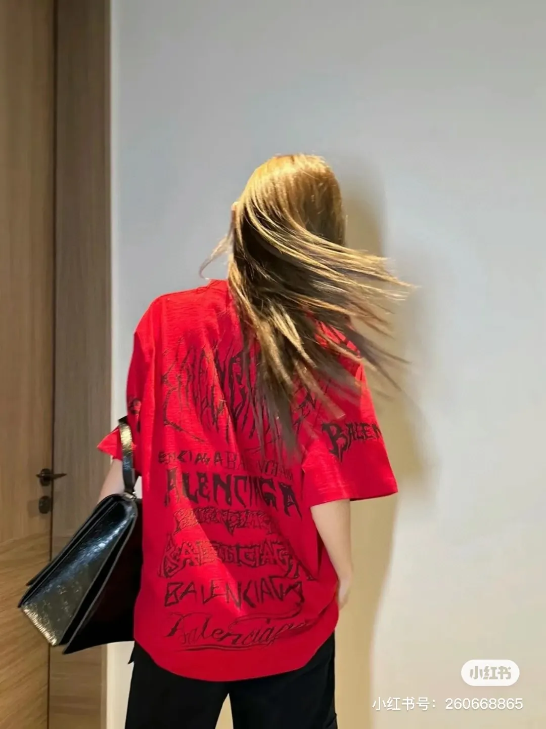 🎀Hot model pictures🎀The top tested version of Balenciaga/Balenciaga 24SS Year of the Dragon hand-painted graffiti logo full-print short-sleeved T-shirt everyone has been waiting for! The Year of the Dragon limited edition is finally available! The fabric is made of 16-count single combed compact spun 250g thickened plain weave fabric, washed and dyed on the panel. The front and rear left and right sleeve patterns are all made using an elliptical machine direct injection process. After scanning the pattern, the details of the panel are adjusted manually. Then use large cloth to repeatedly adjust the pattern on the board. The printing is delicate and neat. The ready-made garments are washed softly to ensure no shrinkage. Double-pressing technology is used. The pattern part uses graffiti-style Gothic fonts. The pattern effect is fully restored. The double-layer stitching on the back collar is firm and tight. The double-chain on the shoulders is routed. The hem is tight. The fabric is full of drape. The pattern is consistent. Customized and numbered washing. Only every detail is presented to the customer. Color: Chinese Red Size: S-XL P:280
