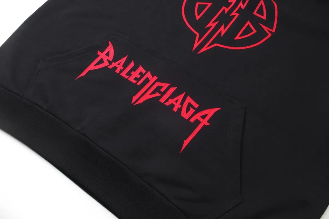 🅿️310 Detailed picture [Top version. Official website quality] BALENCI*GA/Paris. 2024 new style. Classic LOGO split print hooded sweatshirt. Brick cabinets are synchronized. Genuine products are developed at the first time, and you can print and compare! The fabric is made of Paris ZP custom-woven and dyed 100% cotton double-yarn compact cotton. The weight is 450 grams. The cloth surface is clean. The cloth pattern is clear, soft and comfortable. The threads are dyed with no color difference. The classic printing is made of environmentally friendly imported materials, and the letters are cracked and printed. The letters are clear and the effect is three-dimensional. Restored brick cabinet. Ready-made clothes are washed and distressed, different market currency, welcome to compare, the version adopts OS loose shoulder version. Same style for men and women Coding: BL238077 Color: Dark blue gray Size: XS S M L