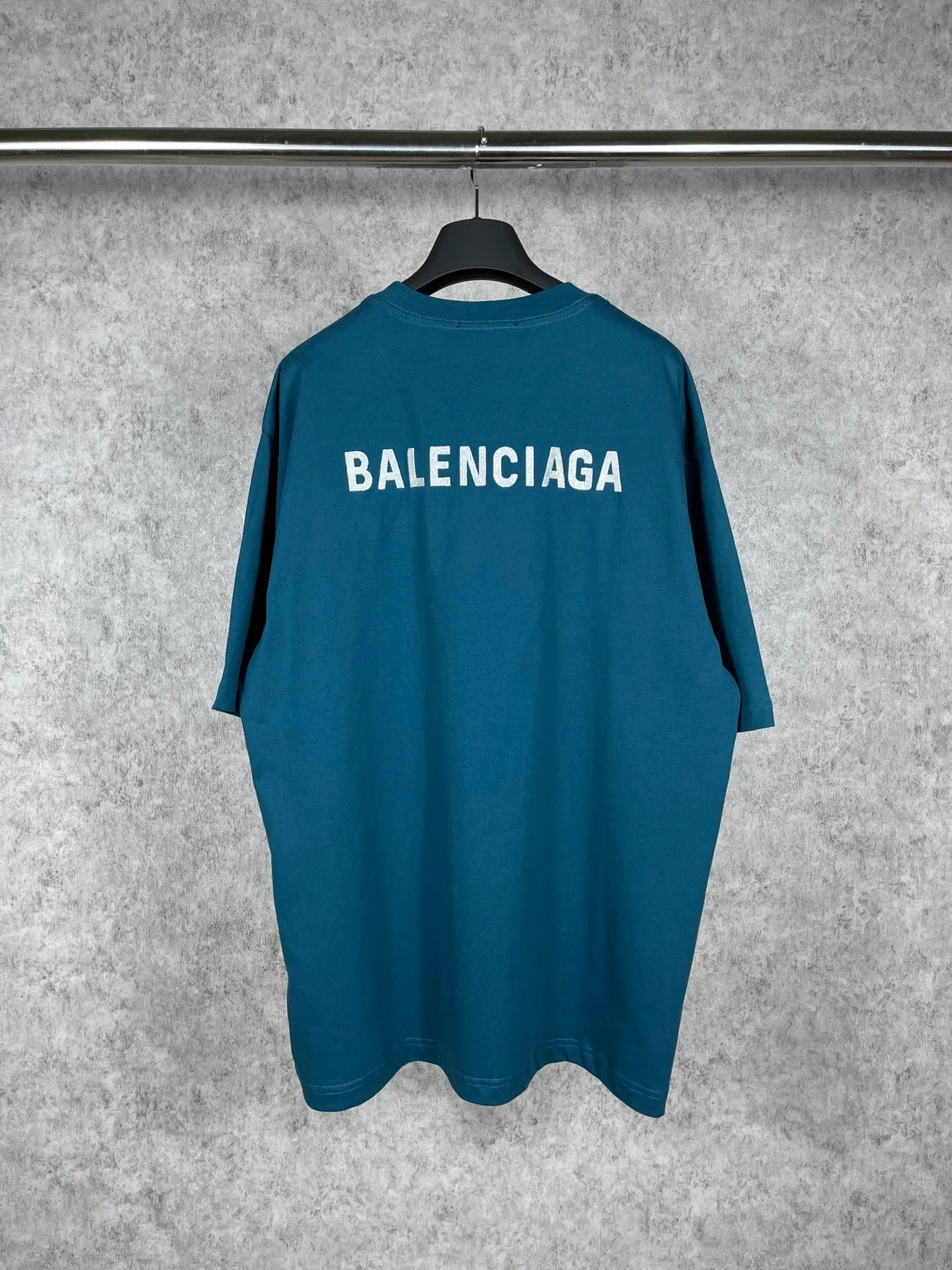 🅿️166 real shots [Top version. Official website quality] BALENCI*GA/Paris#Classic style. Classic letter embroidered short-sleeved T-shirt on the front and back #brick cabinet synchronization.                       The fabric is made of Paris ZP custom-woven and dyed cotton double yarn, weighing 260 grams. The cloth surface is clean. The cloth pattern is clear, soft and comfortable. The threads are dyed with no color difference. The classic letters are embroidered with an imported embroidery machine. The letters are clear and the effect is three-dimensional, restoring the brick cabinet. The version adopts the OS loose shoulder style. The same style for men and women. Coding: BL223023 Color: Earthy brown. Peacock blue. Light green Size: XS to L