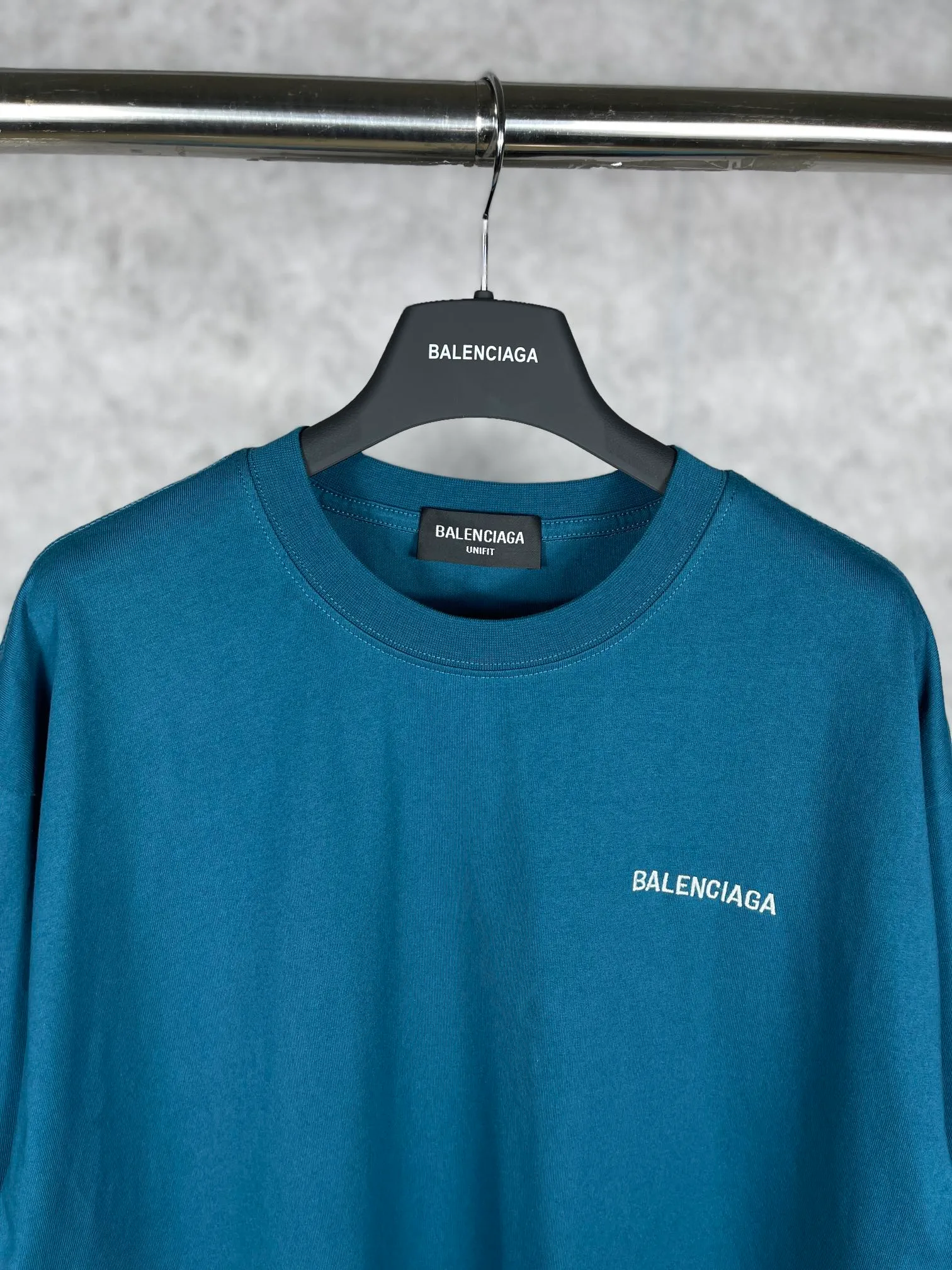 🅿️166 real shots [Top version. Official website quality] BALENCI*GA/Paris#Classic style. Classic letter embroidered short-sleeved T-shirt on the front and back #brick cabinet synchronization.                       The fabric is made of Paris ZP custom-woven and dyed cotton double yarn, weighing 260 grams. The cloth surface is clean. The cloth pattern is clear, soft and comfortable. The threads are dyed with no color difference. The classic letters are embroidered with an imported embroidery machine. The letters are clear and the effect is three-dimensional, restoring the brick cabinet. The version adopts the OS loose shoulder style. The same style for men and women. Coding: BL223023 Color: Earthy brown. Peacock blue. Light green Size: XS to L