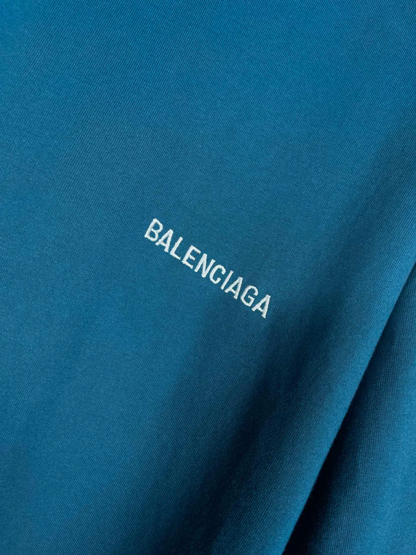 🅿️166 real shots [Top version. Official website quality] BALENCI*GA/Paris#Classic style. Classic letter embroidered short-sleeved T-shirt on the front and back #brick cabinet synchronization.                       The fabric is made of Paris ZP custom-woven and dyed cotton double yarn, weighing 260 grams. The cloth surface is clean. The cloth pattern is clear, soft and comfortable. The threads are dyed with no color difference. The classic letters are embroidered with an imported embroidery machine. The letters are clear and the effect is three-dimensional, restoring the brick cabinet. The version adopts the OS loose shoulder style. The same style for men and women. Coding: BL223023 Color: Earthy brown. Peacock blue. Light green Size: XS to L