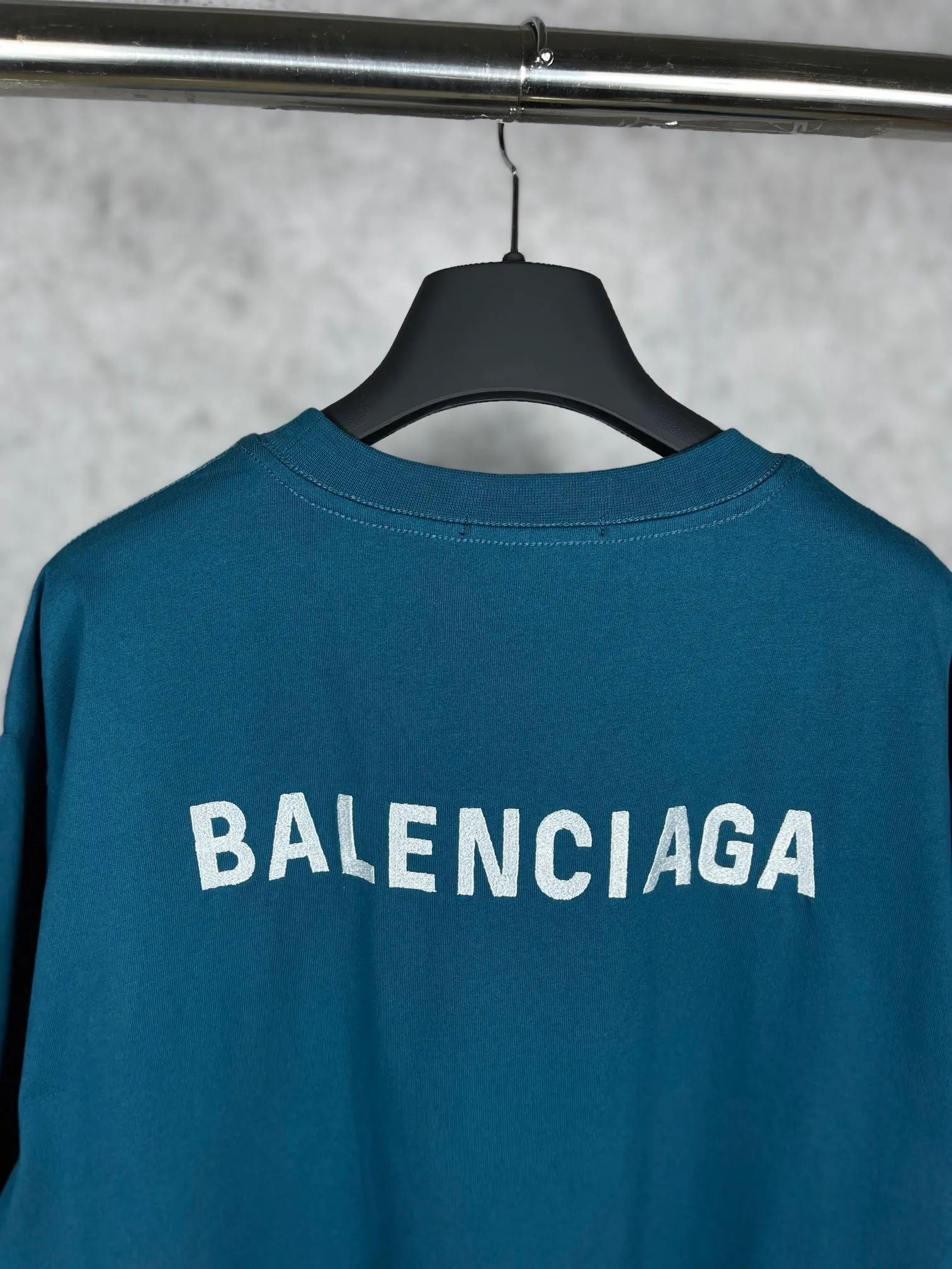 🅿️166 real shots [Top version. Official website quality] BALENCI*GA/Paris#Classic style. Classic letter embroidered short-sleeved T-shirt on the front and back #brick cabinet synchronization.                       The fabric is made of Paris ZP custom-woven and dyed cotton double yarn, weighing 260 grams. The cloth surface is clean. The cloth pattern is clear, soft and comfortable. The threads are dyed with no color difference. The classic letters are embroidered with an imported embroidery machine. The letters are clear and the effect is three-dimensional, restoring the brick cabinet. The version adopts the OS loose shoulder style. The same style for men and women. Coding: BL223023 Color: Earthy brown. Peacock blue. Light green Size: XS to L