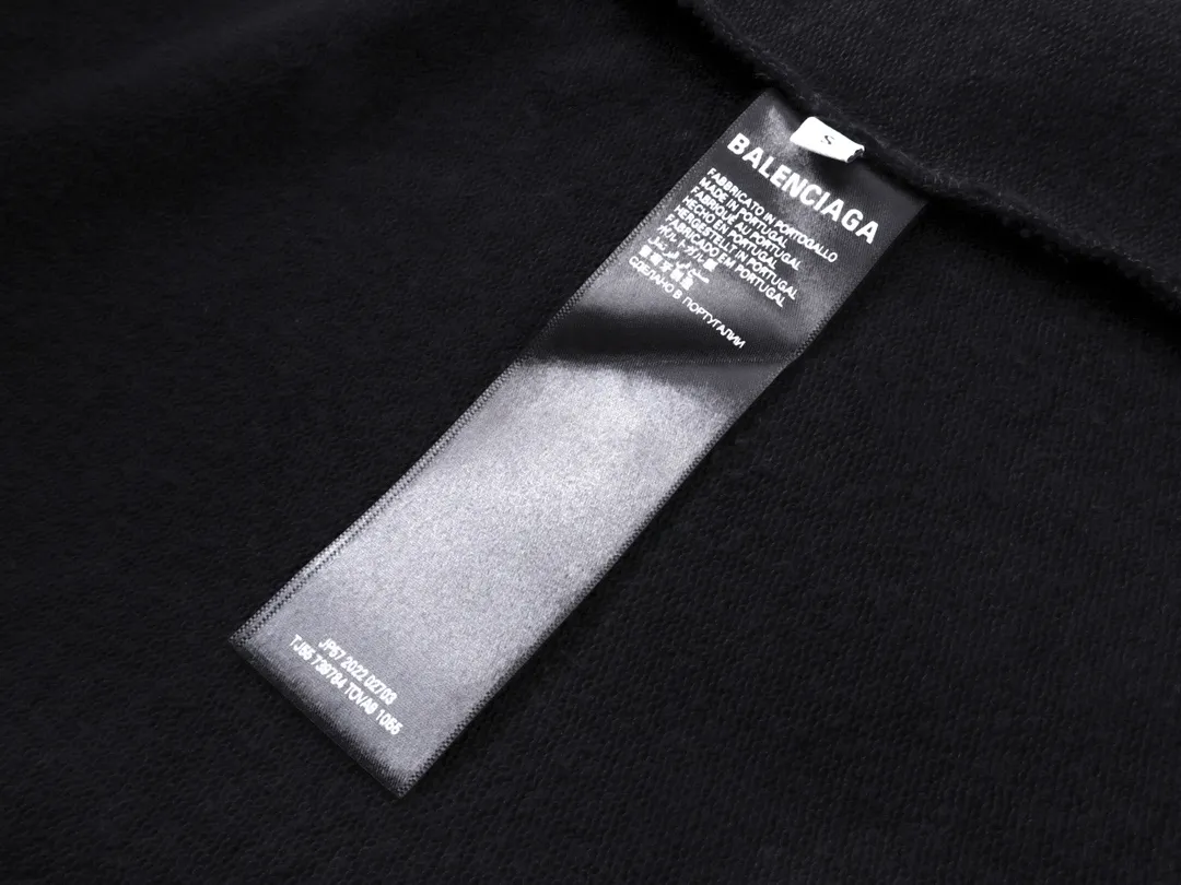🅿️330 real photos [Top version. Official website quality] BALENCI*GA/Paris. 2024 new style. Paris surf pattern letter printing straight cracks. Ready-to-wear worn and distressed hooded sweatshirt, brick cabinet synchronization. Genuine product developed at the first time, happy to print and compare! The fabric is made of Paris ZP custom-woven and dyed cotton terry sweatshirt. Weighing 460 grams, the cloth surface is clean. The cloth pattern is clear, soft and comfortable. The threads are dyed with no color difference. The classic LOGO is printed using environmentally friendly imported materials with clear pattern letters and a three-dimensional effect. Restored brick cabinet. Ready-made garments are washed, worn and distressed. Different market currency. Welcome to compare. The version adopts OS loose shoulder style. Same style for men and women. Code: BL238931 Color: gray blue, gray white Size: XS S M L