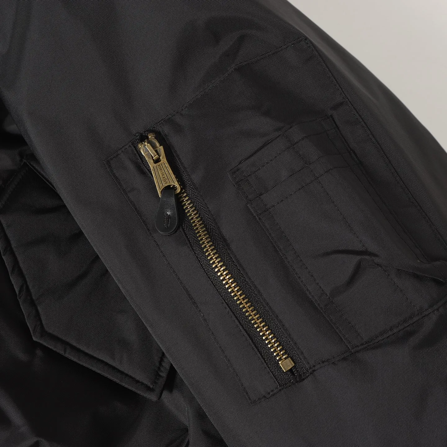🅿️650 [Original quality] Balenciaga/Balenciaga patched bomber jacket. Customized dense-pore cold-pressed fiber nylon fabric and velvet cloud cotton sheet inside. Full texture. Thick and solid. Every inch contains heavy warmth. The warm light of burgundy purple is the main tone. It is flamboyant and restrained. The slightly dropped shoulder silhouette is flattering. The gold lion emblem patch is embellished on the chest, continuing the identity identification function of the badge. A silent statement when worn on the body. The lining and padding design highlights the wrapping effect and subtly combines the warmth of cotton clothing with the aesthetics of life. Leading the trend in the name of design. Process 1: Using imported machine embroidery technology. Using advanced computer control systems and precision mechanical components. Paris lion emblem patch embroidery operation with high precision and smooth and delicate lines. Process 2: Purely manual disassembly process after water. After completing the initial combination of the lining fabric and the cotton piece, the craftsman will make further adjustments and disassembly in the water. The lining fabric and the cotton piece can achieve a perfect combination, making the lining fabric and the cotton piece more closely combined, beautiful and neat. Process 3: Template machine bag opening. The preset template guides the position, shape and size of the bag opening. The accuracy ensures the quality of the bag opening effect. Accessories: Customized 1:1 Paris bronze alloy zipper. Customized 1:1 Paris leather pull tab. Customized 1:1 Paris nipple nails. Customized 1:1 Paris trademark. Version: Loose version. Size: S/M/L/XL