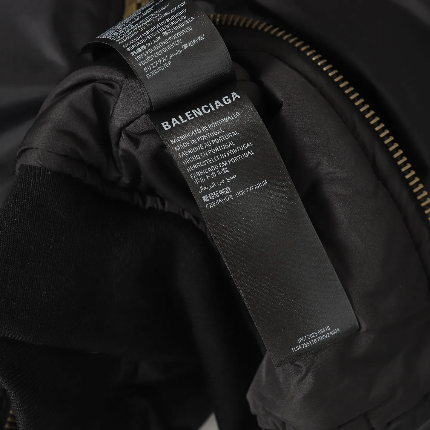 🅿️650 [Original quality] Balenciaga/Balenciaga patched bomber jacket. Customized dense-pore cold-pressed fiber nylon fabric and velvet cloud cotton sheet inside. Full texture. Thick and solid. Every inch contains heavy warmth. The warm light of burgundy purple is the main tone. It is flamboyant and restrained. The slightly dropped shoulder silhouette is flattering. The gold lion emblem patch is embellished on the chest, continuing the identity identification function of the badge. A silent statement when worn on the body. The lining and padding design highlights the wrapping effect and subtly combines the warmth of cotton clothing with the aesthetics of life. Leading the trend in the name of design. Process 1: Using imported machine embroidery technology. Using advanced computer control systems and precision mechanical components. Paris lion emblem patch embroidery operation with high precision and smooth and delicate lines. Process 2: Purely manual disassembly process after water. After completing the initial combination of the lining fabric and the cotton piece, the craftsman will make further adjustments and disassembly in the water. The lining fabric and the cotton piece can achieve a perfect combination, making the lining fabric and the cotton piece more closely combined, beautiful and neat. Process 3: Template machine bag opening. The preset template guides the position, shape and size of the bag opening. The accuracy ensures the quality of the bag opening effect. Accessories: Customized 1:1 Paris bronze alloy zipper. Customized 1:1 Paris leather pull tab. Customized 1:1 Paris nipple nails. Customized 1:1 Paris trademark. Version: Loose version. Size: S/M/L/XL