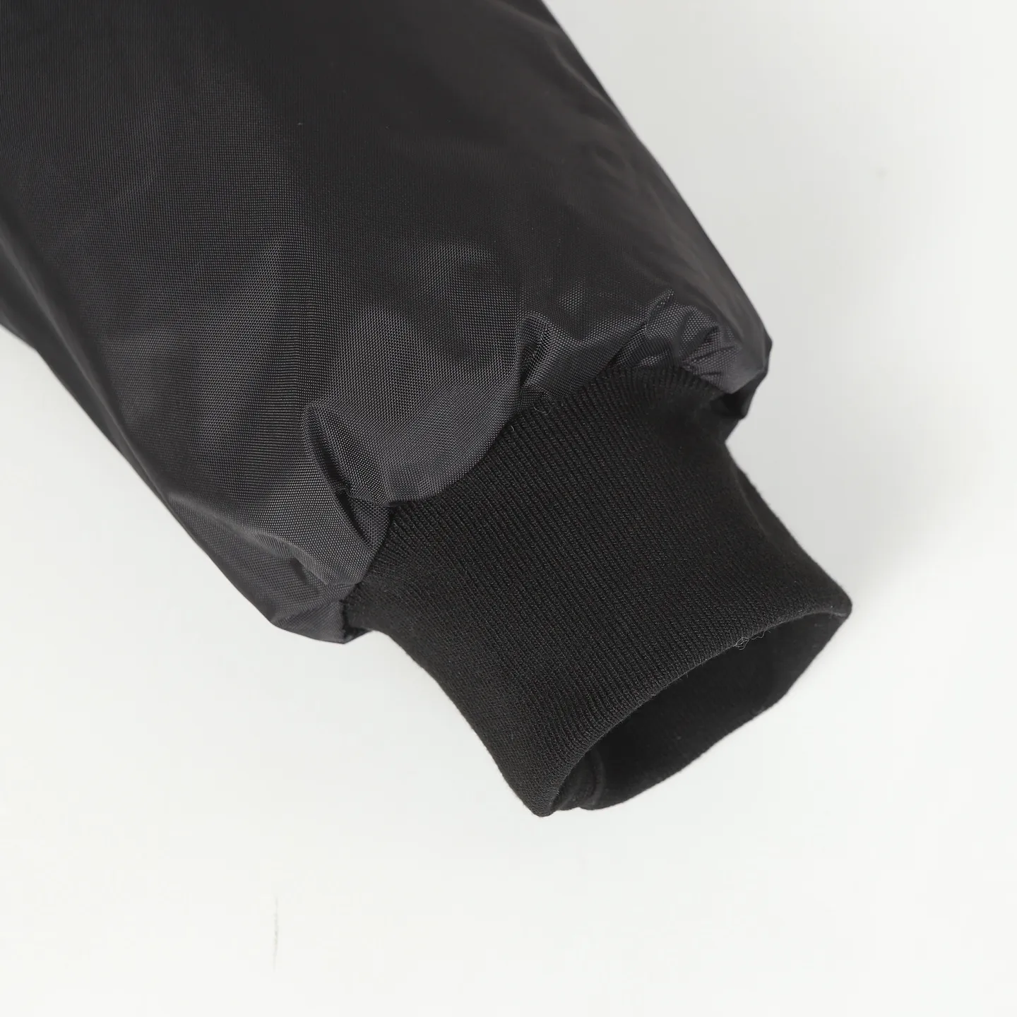 🅿️650 [Original quality] Balenciaga/Balenciaga patched bomber jacket. Customized dense-pore cold-pressed fiber nylon fabric and velvet cloud cotton sheet inside. Full texture. Thick and solid. Every inch contains heavy warmth. The warm light of burgundy purple is the main tone. It is flamboyant and restrained. The slightly dropped shoulder silhouette is flattering. The gold lion emblem patch is embellished on the chest, continuing the identity identification function of the badge. A silent statement when worn on the body. The lining and padding design highlights the wrapping effect and subtly combines the warmth of cotton clothing with the aesthetics of life. Leading the trend in the name of design. Process 1: Using imported machine embroidery technology. Using advanced computer control systems and precision mechanical components. Paris lion emblem patch embroidery operation with high precision and smooth and delicate lines. Process 2: Purely manual disassembly process after water. After completing the initial combination of the lining fabric and the cotton piece, the craftsman will make further adjustments and disassembly in the water. The lining fabric and the cotton piece can achieve a perfect combination, making the lining fabric and the cotton piece more closely combined, beautiful and neat. Process 3: Template machine bag opening. The preset template guides the position, shape and size of the bag opening. The accuracy ensures the quality of the bag opening effect. Accessories: Customized 1:1 Paris bronze alloy zipper. Customized 1:1 Paris leather pull tab. Customized 1:1 Paris nipple nails. Customized 1:1 Paris trademark. Version: Loose version. Size: S/M/L/XL