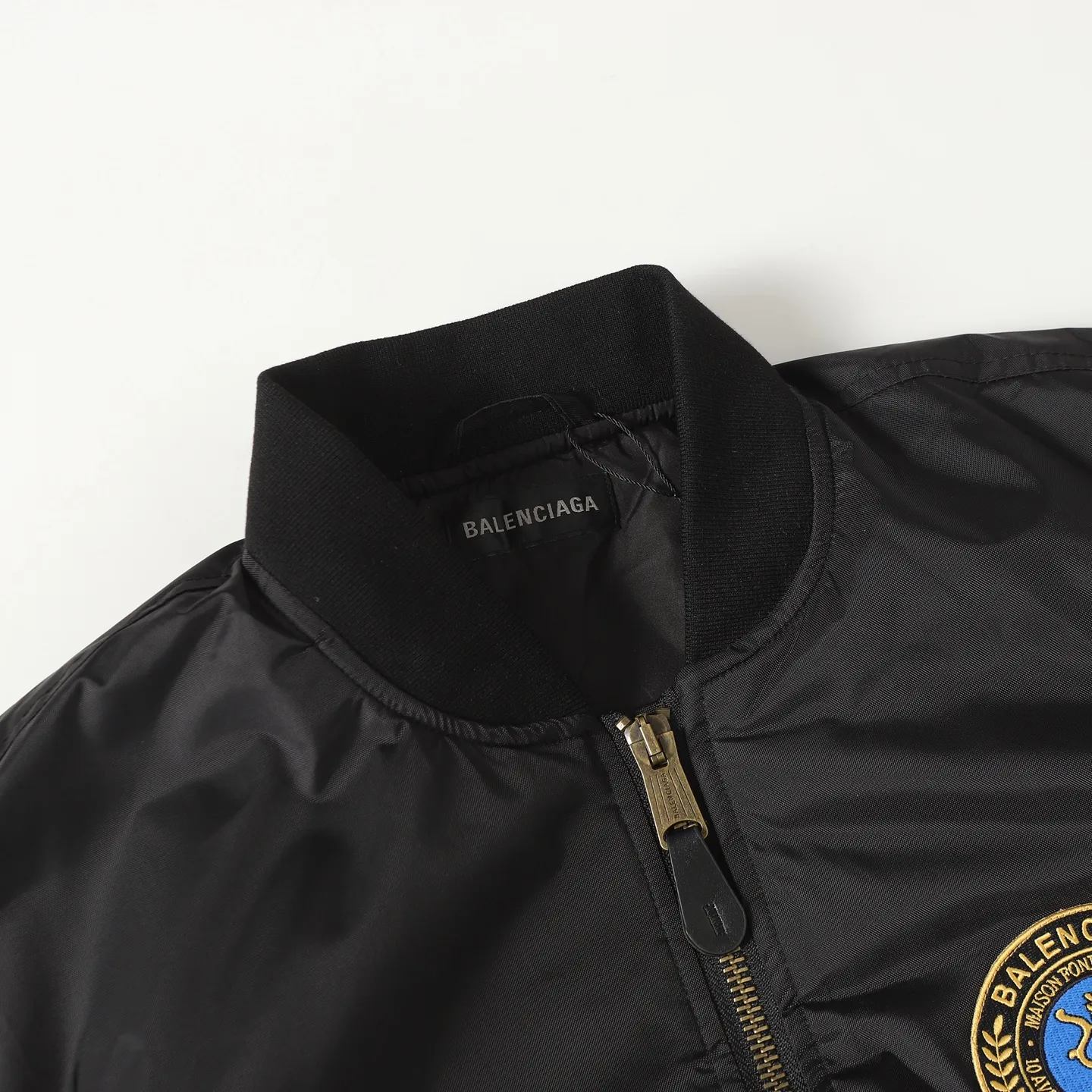 🅿️650 [Original quality] Balenciaga/Balenciaga patched bomber jacket. Customized dense-pore cold-pressed fiber nylon fabric and velvet cloud cotton sheet inside. Full texture. Thick and solid. Every inch contains heavy warmth. The warm light of burgundy purple is the main tone. It is flamboyant and restrained. The slightly dropped shoulder silhouette is flattering. The gold lion emblem patch is embellished on the chest, continuing the identity identification function of the badge. A silent statement when worn on the body. The lining and padding design highlights the wrapping effect and subtly combines the warmth of cotton clothing with the aesthetics of life. Leading the trend in the name of design. Process 1: Using imported machine embroidery technology. Using advanced computer control systems and precision mechanical components. Paris lion emblem patch embroidery operation with high precision and smooth and delicate lines. Process 2: Purely manual disassembly process after water. After completing the initial combination of the lining fabric and the cotton piece, the craftsman will make further adjustments and disassembly in the water. The lining fabric and the cotton piece can achieve a perfect combination, making the lining fabric and the cotton piece more closely combined, beautiful and neat. Process 3: Template machine bag opening. The preset template guides the position, shape and size of the bag opening. The accuracy ensures the quality of the bag opening effect. Accessories: Customized 1:1 Paris bronze alloy zipper. Customized 1:1 Paris leather pull tab. Customized 1:1 Paris nipple nails. Customized 1:1 Paris trademark. Version: Loose version. Size: S/M/L/XL