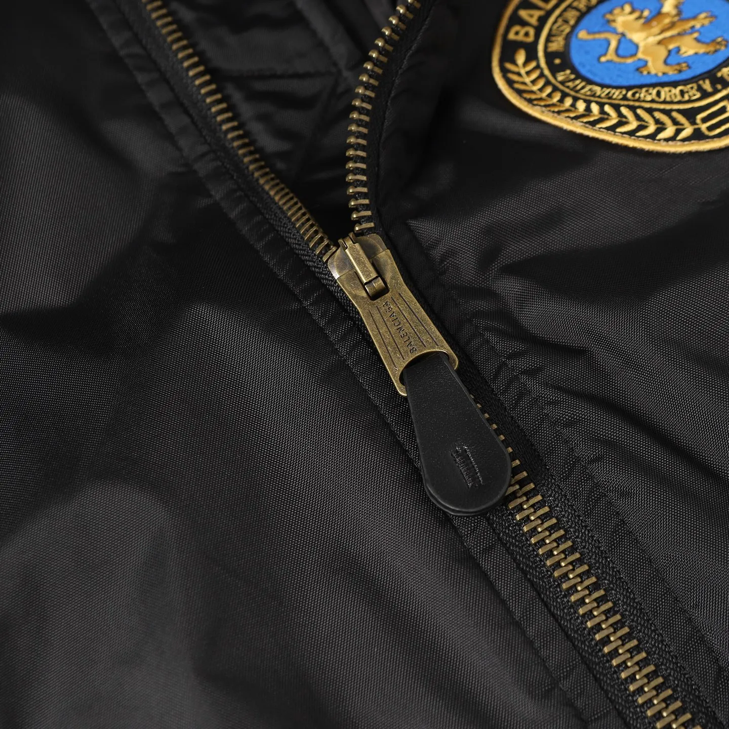 🅿️650 [Original quality] Balenciaga/Balenciaga patched bomber jacket. Customized dense-pore cold-pressed fiber nylon fabric and velvet cloud cotton sheet inside. Full texture. Thick and solid. Every inch contains heavy warmth. The warm light of burgundy purple is the main tone. It is flamboyant and restrained. The slightly dropped shoulder silhouette is flattering. The gold lion emblem patch is embellished on the chest, continuing the identity identification function of the badge. A silent statement when worn on the body. The lining and padding design highlights the wrapping effect and subtly combines the warmth of cotton clothing with the aesthetics of life. Leading the trend in the name of design. Process 1: Using imported machine embroidery technology. Using advanced computer control systems and precision mechanical components. Paris lion emblem patch embroidery operation with high precision and smooth and delicate lines. Process 2: Purely manual disassembly process after water. After completing the initial combination of the lining fabric and the cotton piece, the craftsman will make further adjustments and disassembly in the water. The lining fabric and the cotton piece can achieve a perfect combination, making the lining fabric and the cotton piece more closely combined, beautiful and neat. Process 3: Template machine bag opening. The preset template guides the position, shape and size of the bag opening. The accuracy ensures the quality of the bag opening effect. Accessories: Customized 1:1 Paris bronze alloy zipper. Customized 1:1 Paris leather pull tab. Customized 1:1 Paris nipple nails. Customized 1:1 Paris trademark. Version: Loose version. Size: S/M/L/XL