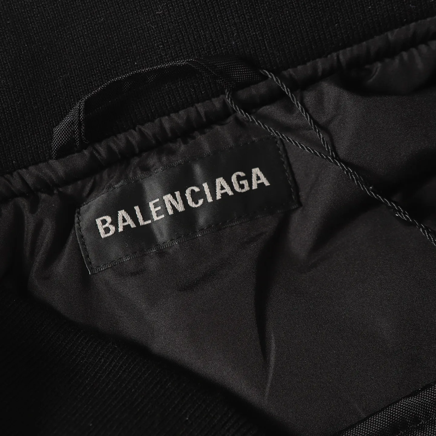 🅿️650 [Original quality] Balenciaga/Balenciaga patched bomber jacket. Customized dense-pore cold-pressed fiber nylon fabric and velvet cloud cotton sheet inside. Full texture. Thick and solid. Every inch contains heavy warmth. The warm light of burgundy purple is the main tone. It is flamboyant and restrained. The slightly dropped shoulder silhouette is flattering. The gold lion emblem patch is embellished on the chest, continuing the identity identification function of the badge. A silent statement when worn on the body. The lining and padding design highlights the wrapping effect and subtly combines the warmth of cotton clothing with the aesthetics of life. Leading the trend in the name of design. Process 1: Using imported machine embroidery technology. Using advanced computer control systems and precision mechanical components. Paris lion emblem patch embroidery operation with high precision and smooth and delicate lines. Process 2: Purely manual disassembly process after water. After completing the initial combination of the lining fabric and the cotton piece, the craftsman will make further adjustments and disassembly in the water. The lining fabric and the cotton piece can achieve a perfect combination, making the lining fabric and the cotton piece more closely combined, beautiful and neat. Process 3: Template machine bag opening. The preset template guides the position, shape and size of the bag opening. The accuracy ensures the quality of the bag opening effect. Accessories: Customized 1:1 Paris bronze alloy zipper. Customized 1:1 Paris leather pull tab. Customized 1:1 Paris nipple nails. Customized 1:1 Paris trademark. Version: Loose version. Size: S/M/L/XL