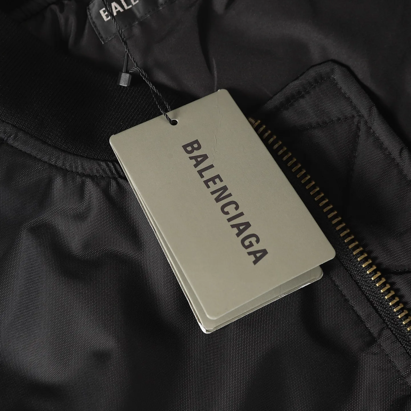 🅿️650 [Original quality] Balenciaga/Balenciaga patched bomber jacket. Customized dense-pore cold-pressed fiber nylon fabric and velvet cloud cotton sheet inside. Full texture. Thick and solid. Every inch contains heavy warmth. The warm light of burgundy purple is the main tone. It is flamboyant and restrained. The slightly dropped shoulder silhouette is flattering. The gold lion emblem patch is embellished on the chest, continuing the identity identification function of the badge. A silent statement when worn on the body. The lining and padding design highlights the wrapping effect and subtly combines the warmth of cotton clothing with the aesthetics of life. Leading the trend in the name of design. Process 1: Using imported machine embroidery technology. Using advanced computer control systems and precision mechanical components. Paris lion emblem patch embroidery operation with high precision and smooth and delicate lines. Process 2: Purely manual disassembly process after water. After completing the initial combination of the lining fabric and the cotton piece, the craftsman will make further adjustments and disassembly in the water. The lining fabric and the cotton piece can achieve a perfect combination, making the lining fabric and the cotton piece more closely combined, beautiful and neat. Process 3: Template machine bag opening. The preset template guides the position, shape and size of the bag opening. The accuracy ensures the quality of the bag opening effect. Accessories: Customized 1:1 Paris bronze alloy zipper. Customized 1:1 Paris leather pull tab. Customized 1:1 Paris nipple nails. Customized 1:1 Paris trademark. Version: Loose version. Size: S/M/L/XL