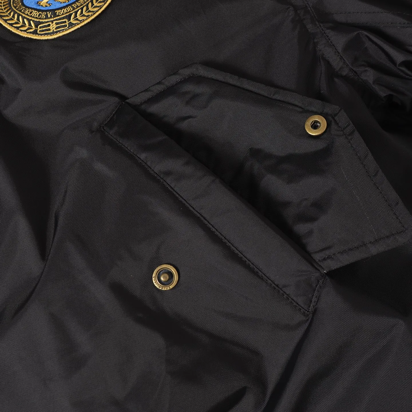 🅿️650 [Original quality] Balenciaga/Balenciaga patched bomber jacket. Customized dense-pore cold-pressed fiber nylon fabric and velvet cloud cotton sheet inside. Full texture. Thick and solid. Every inch contains heavy warmth. The warm light of burgundy purple is the main tone. It is flamboyant and restrained. The slightly dropped shoulder silhouette is flattering. The gold lion emblem patch is embellished on the chest, continuing the identity identification function of the badge. A silent statement when worn on the body. The lining and padding design highlights the wrapping effect and subtly combines the warmth of cotton clothing with the aesthetics of life. Leading the trend in the name of design. Process 1: Using imported machine embroidery technology. Using advanced computer control systems and precision mechanical components. Paris lion emblem patch embroidery operation with high precision and smooth and delicate lines. Process 2: Purely manual disassembly process after water. After completing the initial combination of the lining fabric and the cotton piece, the craftsman will make further adjustments and disassembly in the water. The lining fabric and the cotton piece can achieve a perfect combination, making the lining fabric and the cotton piece more closely combined, beautiful and neat. Process 3: Template machine bag opening. The preset template guides the position, shape and size of the bag opening. The accuracy ensures the quality of the bag opening effect. Accessories: Customized 1:1 Paris bronze alloy zipper. Customized 1:1 Paris leather pull tab. Customized 1:1 Paris nipple nails. Customized 1:1 Paris trademark. Version: Loose version. Size: S/M/L/XL