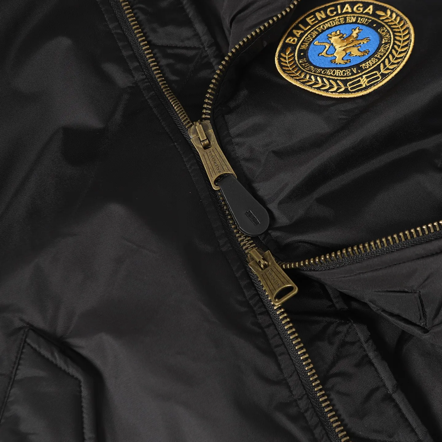 🅿️650 [Original quality] Balenciaga/Balenciaga patched bomber jacket. Customized dense-pore cold-pressed fiber nylon fabric and velvet cloud cotton sheet inside. Full texture. Thick and solid. Every inch contains heavy warmth. The warm light of burgundy purple is the main tone. It is flamboyant and restrained. The slightly dropped shoulder silhouette is flattering. The gold lion emblem patch is embellished on the chest, continuing the identity identification function of the badge. A silent statement when worn on the body. The lining and padding design highlights the wrapping effect and subtly combines the warmth of cotton clothing with the aesthetics of life. Leading the trend in the name of design. Process 1: Using imported machine embroidery technology. Using advanced computer control systems and precision mechanical components. Paris lion emblem patch embroidery operation with high precision and smooth and delicate lines. Process 2: Purely manual disassembly process after water. After completing the initial combination of the lining fabric and the cotton piece, the craftsman will make further adjustments and disassembly in the water. The lining fabric and the cotton piece can achieve a perfect combination, making the lining fabric and the cotton piece more closely combined, beautiful and neat. Process 3: Template machine bag opening. The preset template guides the position, shape and size of the bag opening. The accuracy ensures the quality of the bag opening effect. Accessories: Customized 1:1 Paris bronze alloy zipper. Customized 1:1 Paris leather pull tab. Customized 1:1 Paris nipple nails. Customized 1:1 Paris trademark. Version: Loose version. Size: S/M/L/XL