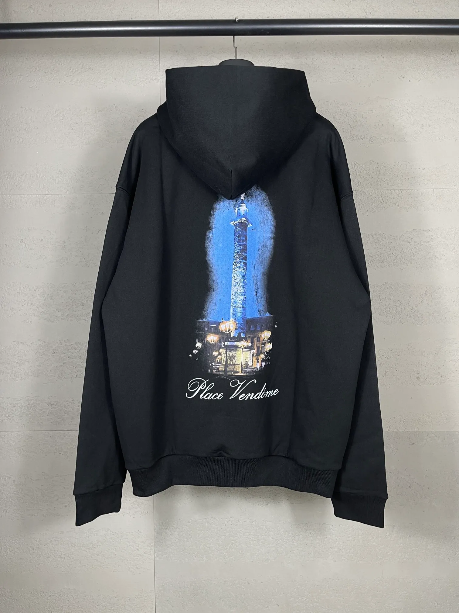 🅿️370 real photos [Top version. Official website quality] BALENCI*GA/Paris. SS24 new Balenciaga Vogue co-branded series. Front and rear LOGO direct-printed hooded sweatshirt. Brick cabinet synchronization. Genuine product developed at the first time, happy to print and compare! The fabric is made of Paris ZP custom-woven and dyed cotton terry sweatshirt. Weighing 460 grams, the cloth surface is clean. The cloth pattern is clear, soft and comfortable. The threads are dyed with no color difference. The printing is made of environmentally friendly imported materials with direct inkjet printing. The pattern letters are clear and the effect is three-dimensional. The version adopts OS loose shoulder style. Same style for men and women. Code: BL238905 Color: black, off-white Size: XS S M L