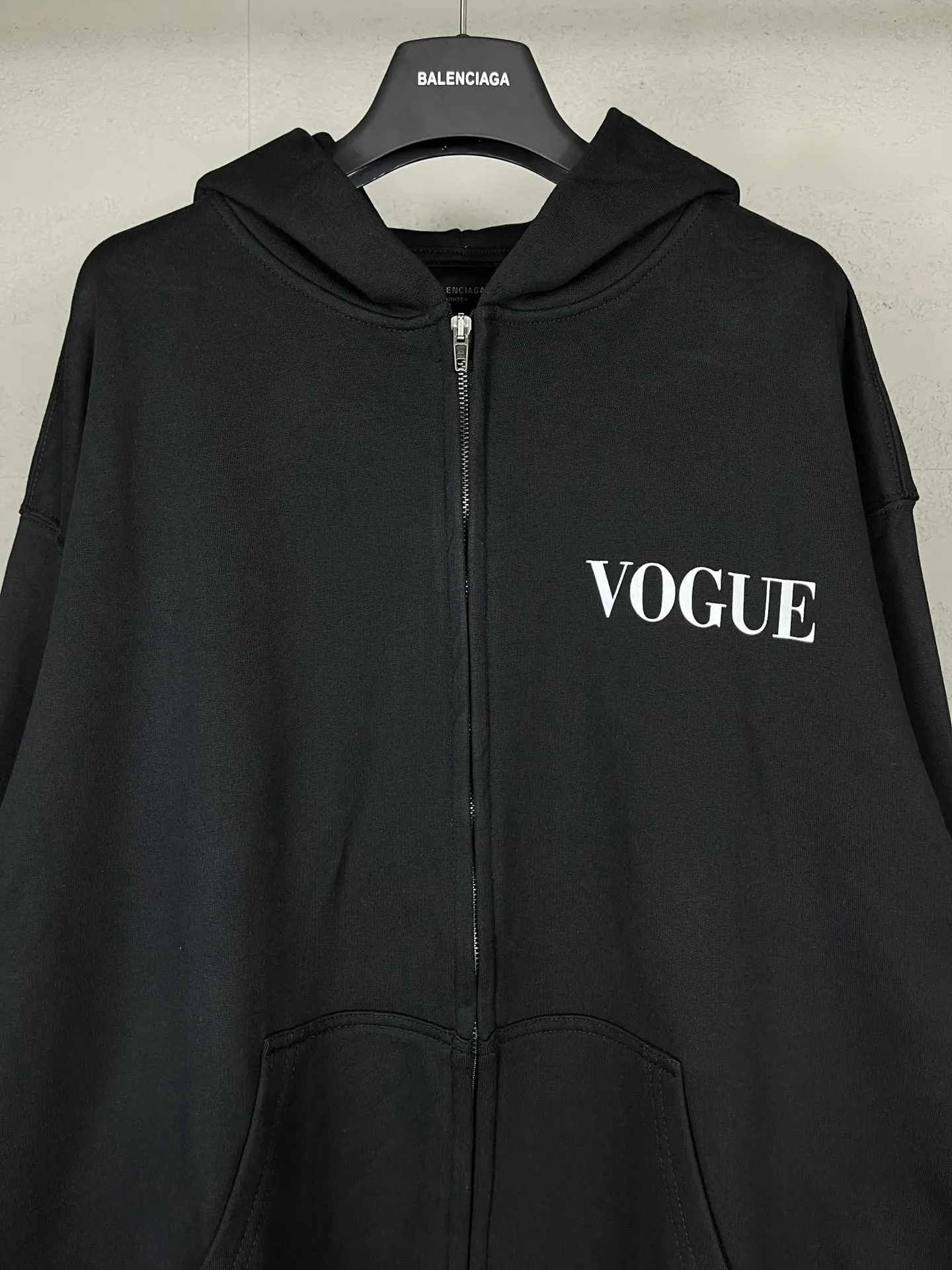 🅿️370 real photos [Top version. Official website quality] BALENCI*GA/Paris. SS24 new Balenciaga Vogue co-branded series. Front and rear LOGO direct-printed hooded sweatshirt. Brick cabinet synchronization. Genuine product developed at the first time, happy to print and compare! The fabric is made of Paris ZP custom-woven and dyed cotton terry sweatshirt. Weighing 460 grams, the cloth surface is clean. The cloth pattern is clear, soft and comfortable. The threads are dyed with no color difference. The printing is made of environmentally friendly imported materials with direct inkjet printing. The pattern letters are clear and the effect is three-dimensional. The version adopts OS loose shoulder style. Same style for men and women. Code: BL238905 Color: black, off-white Size: XS S M L
