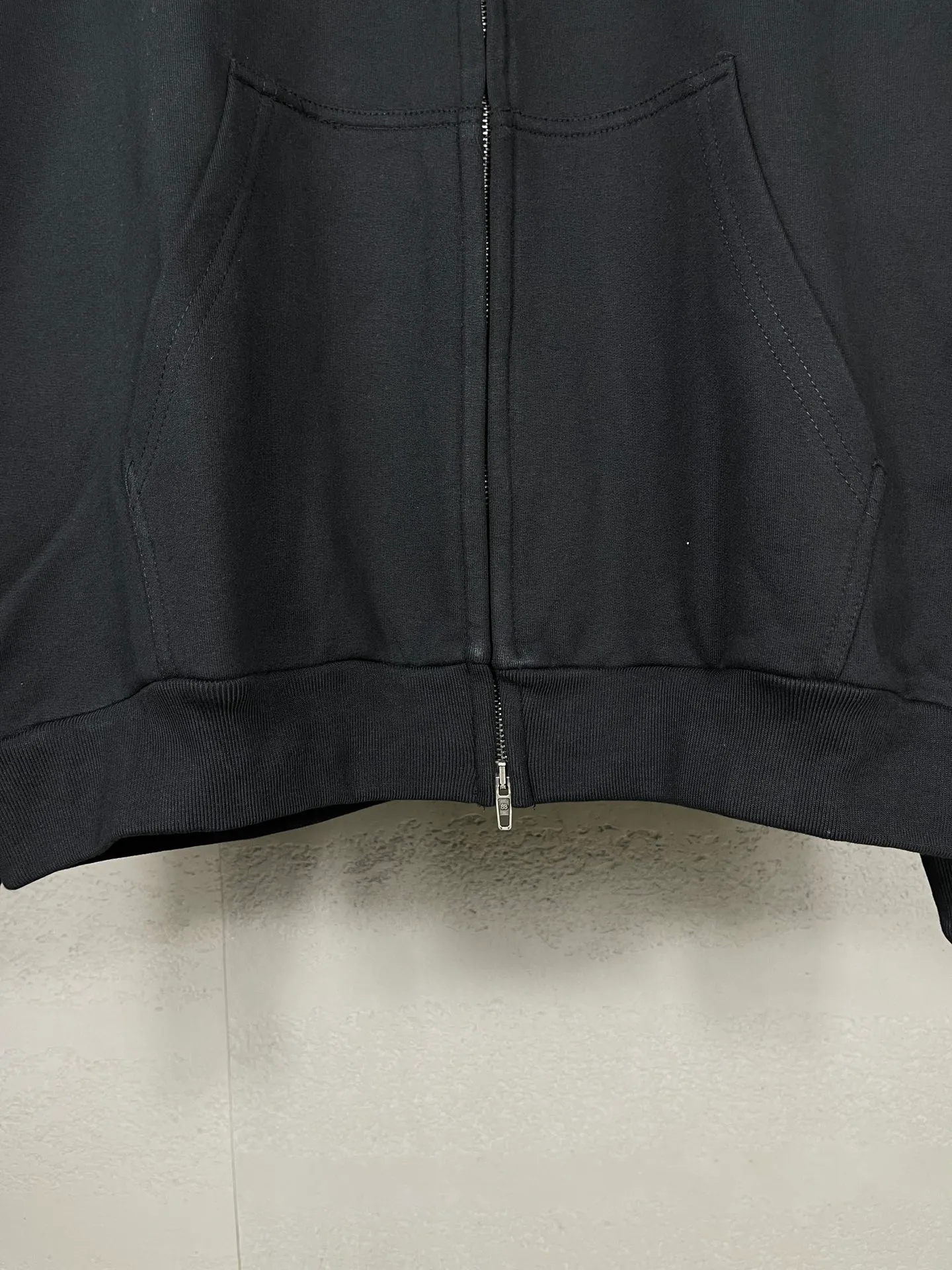 🅿️370 real photos [Top version. Official website quality] BALENCI*GA/Paris. SS24 new Balenciaga Vogue co-branded series. Front and rear LOGO direct-printed hooded sweatshirt. Brick cabinet synchronization. Genuine product developed at the first time, happy to print and compare! The fabric is made of Paris ZP custom-woven and dyed cotton terry sweatshirt. Weighing 460 grams, the cloth surface is clean. The cloth pattern is clear, soft and comfortable. The threads are dyed with no color difference. The printing is made of environmentally friendly imported materials with direct inkjet printing. The pattern letters are clear and the effect is three-dimensional. The version adopts OS loose shoulder style. Same style for men and women. Code: BL238905 Color: black, off-white Size: XS S M L