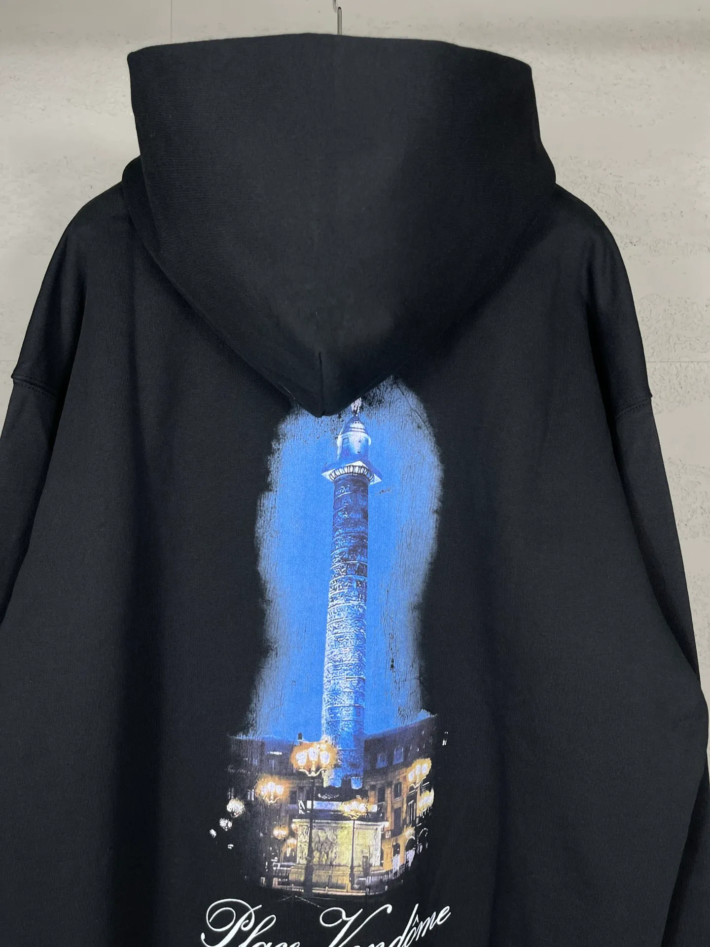 🅿️370 real photos [Top version. Official website quality] BALENCI*GA/Paris. SS24 new Balenciaga Vogue co-branded series. Front and rear LOGO direct-printed hooded sweatshirt. Brick cabinet synchronization. Genuine product developed at the first time, happy to print and compare! The fabric is made of Paris ZP custom-woven and dyed cotton terry sweatshirt. Weighing 460 grams, the cloth surface is clean. The cloth pattern is clear, soft and comfortable. The threads are dyed with no color difference. The printing is made of environmentally friendly imported materials with direct inkjet printing. The pattern letters are clear and the effect is three-dimensional. The version adopts OS loose shoulder style. Same style for men and women. Code: BL238905 Color: black, off-white Size: XS S M L