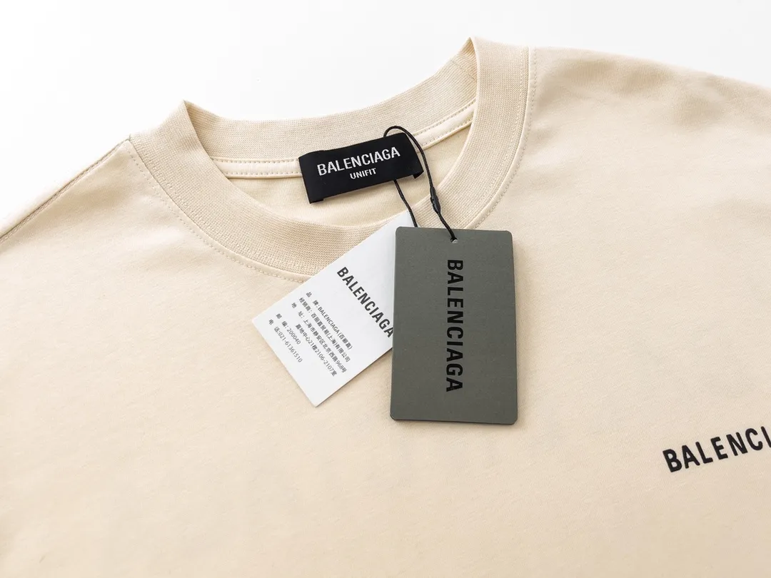 🅿️166 Detailed picture [Top version. Official website quality] BALENCI*GA/Paris#Classic style. Classic letter printed short-sleeved T-shirt on the front and back #brick cabinet synchronization.                       The fabric is made of Paris ZP custom-woven and dyed cotton double yarn, weighing 260 grams. The cloth surface is clean. The cloth pattern is clear, soft and comfortable. The threads are dyed with no color difference. The classic pattern is printed with environmentally friendly imported materials, precision printing screen, the letters are clear, the effect is three-dimensional, and the brick cabinet is restored. The version adopts OS loose shoulder style. Same style for men and women. Coding: BL223022 Color: black, beige, white, blue, floral gray, beige. Size: XS to L