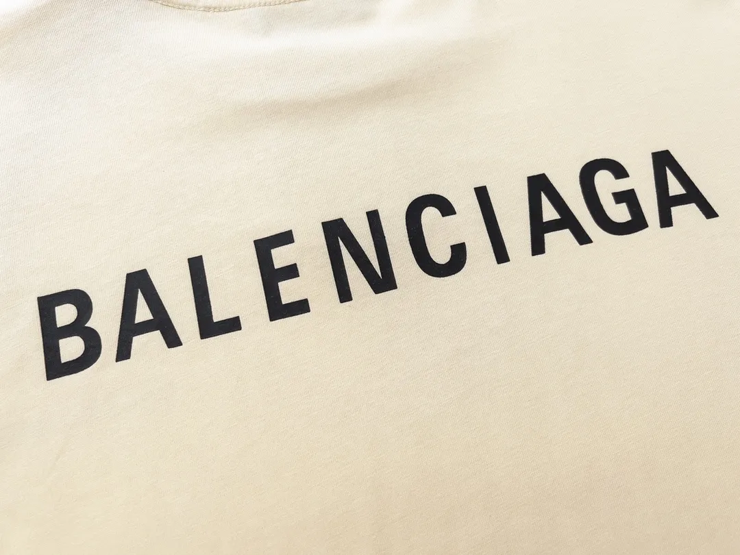 🅿️166 Detailed picture [Top version. Official website quality] BALENCI*GA/Paris#Classic style. Classic letter printed short-sleeved T-shirt on the front and back #brick cabinet synchronization.                       The fabric is made of Paris ZP custom-woven and dyed cotton double yarn, weighing 260 grams. The cloth surface is clean. The cloth pattern is clear, soft and comfortable. The threads are dyed with no color difference. The classic pattern is printed with environmentally friendly imported materials, precision printing screen, the letters are clear, the effect is three-dimensional, and the brick cabinet is restored. The version adopts OS loose shoulder style. Same style for men and women. Coding: BL223022 Color: black, beige, white, blue, floral gray, beige. Size: XS to L