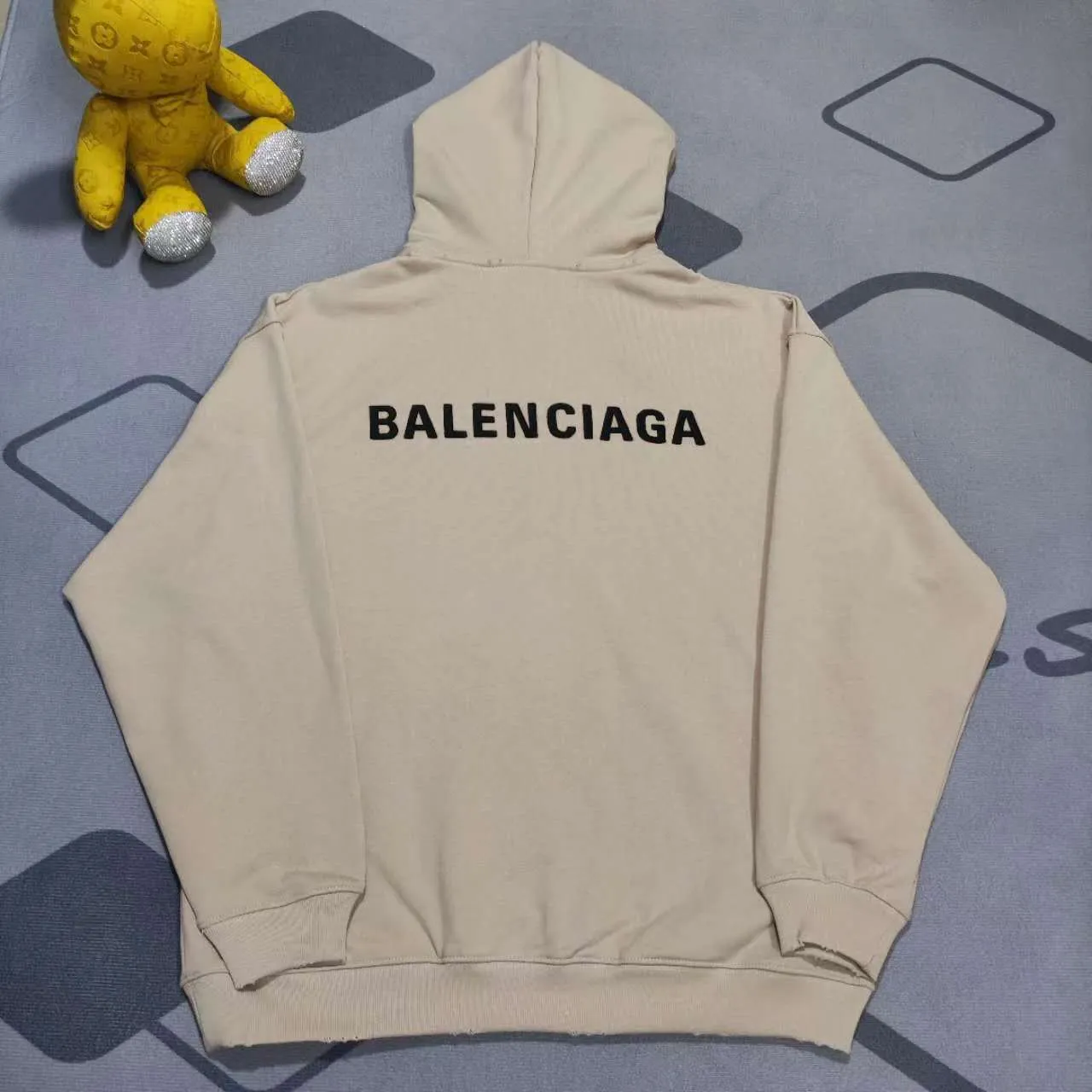 The top version of BALENCIAGA with large LOGO basic letters on the back, pure cotton loose, same style for male and female couples, high-end embroidered cotton hoodie, hooded sweatshirt. The god of simplicity in Paris, a volume sought after by many stars. Lisa’s favorite basic short-sleeved Paris style, which has a very high appearance rate. Wear alone, paired with jeans, shorts, and sweatpants, it's a versatile style. Xiaohongshu, a hot item on INS, a must-have for Paris fans.  Using Tajima embroidery technology imported from Japan, the printing looks very three-dimensional and full, with no threads. Regardless of the size, the front and back letters can be expressed perfectly! The fabric is made of 460g pure cotton combed terry fabric!  A complete set of customized tags, collar tags, washed, plastic bags, and most importantly, a complete set of bags, tag codes, and codes are all authentic.  Color: Gray Size: XS-L P:470