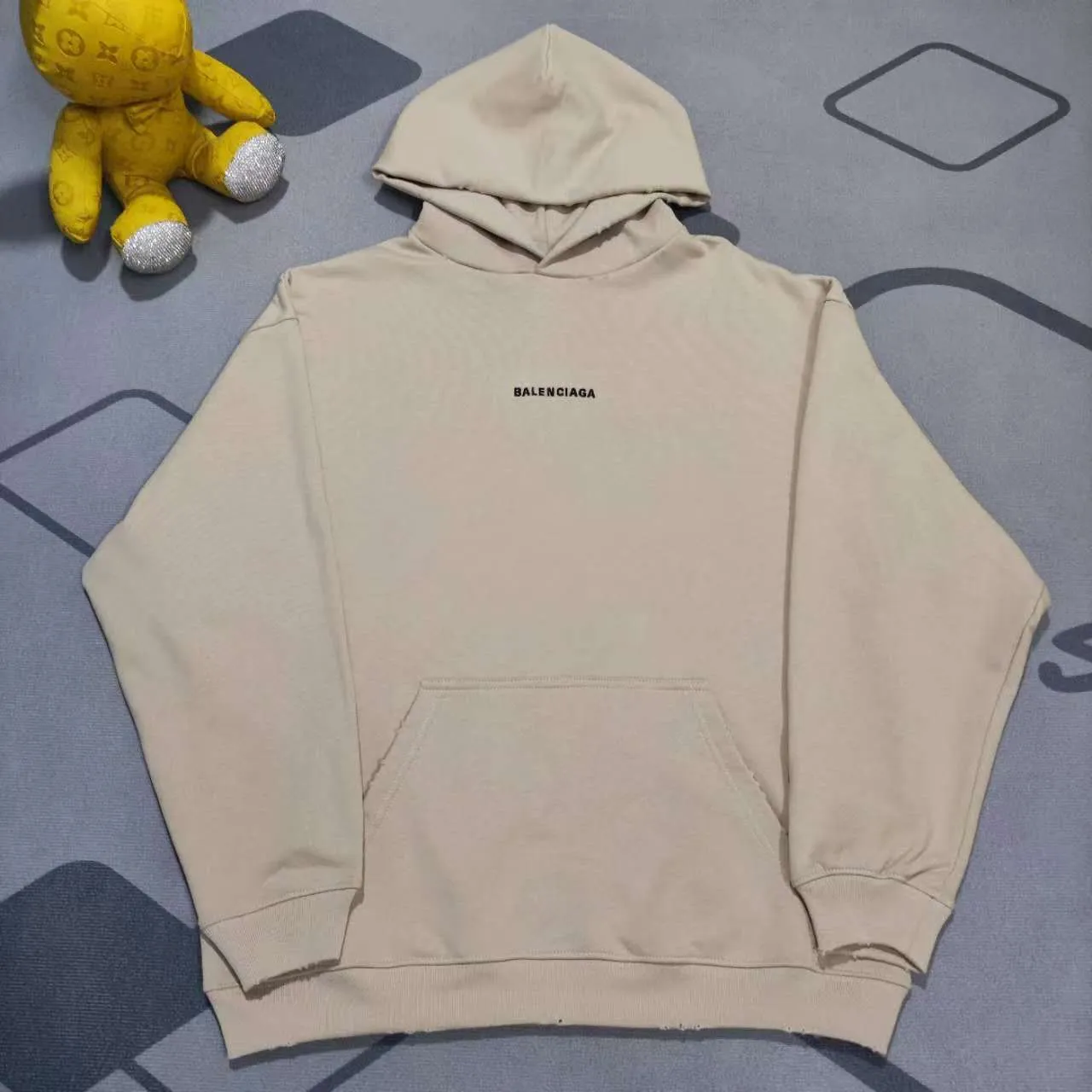 The top version of BALENCIAGA with large LOGO basic letters on the back, pure cotton loose, same style for male and female couples, high-end embroidered cotton hoodie, hooded sweatshirt. The god of simplicity in Paris, a volume sought after by many stars. Lisa’s favorite basic short-sleeved Paris style, which has a very high appearance rate. Wear alone, paired with jeans, shorts, and sweatpants, it's a versatile style. Xiaohongshu, a hot item on INS, a must-have for Paris fans.  Using Tajima embroidery technology imported from Japan, the printing looks very three-dimensional and full, with no threads. Regardless of the size, the front and back letters can be expressed perfectly! The fabric is made of 460g pure cotton combed terry fabric!  A complete set of customized tags, collar tags, washed, plastic bags, and most importantly, a complete set of bags, tag codes, and codes are all authentic.  Color: Gray Size: XS-L P:470