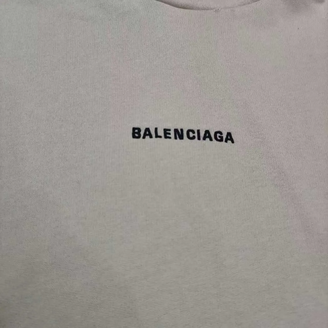 The top version of BALENCIAGA with large LOGO basic letters on the back, pure cotton loose, same style for male and female couples, high-end embroidered cotton hoodie, hooded sweatshirt. The god of simplicity in Paris, a volume sought after by many stars. Lisa’s favorite basic short-sleeved Paris style, which has a very high appearance rate. Wear alone, paired with jeans, shorts, and sweatpants, it's a versatile style. Xiaohongshu, a hot item on INS, a must-have for Paris fans.  Using Tajima embroidery technology imported from Japan, the printing looks very three-dimensional and full, with no threads. Regardless of the size, the front and back letters can be expressed perfectly! The fabric is made of 460g pure cotton combed terry fabric!  A complete set of customized tags, collar tags, washed, plastic bags, and most importantly, a complete set of bags, tag codes, and codes are all authentic.  Color: Gray Size: XS-L P:470