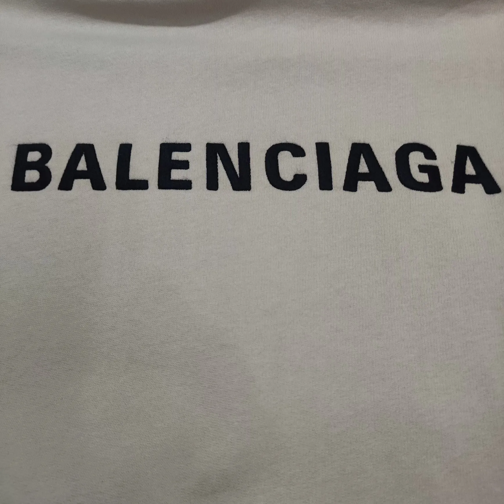 The top version of BALENCIAGA with large LOGO basic letters on the back, pure cotton loose, same style for male and female couples, high-end embroidered cotton hoodie, hooded sweatshirt. The god of simplicity in Paris, a volume sought after by many stars. Lisa’s favorite basic short-sleeved Paris style, which has a very high appearance rate. Wear alone, paired with jeans, shorts, and sweatpants, it's a versatile style. Xiaohongshu, a hot item on INS, a must-have for Paris fans.  Using Tajima embroidery technology imported from Japan, the printing looks very three-dimensional and full, with no threads. Regardless of the size, the front and back letters can be expressed perfectly! The fabric is made of 460g pure cotton combed terry fabric!  A complete set of customized tags, collar tags, washed, plastic bags, and most importantly, a complete set of bags, tag codes, and codes are all authentic.  Color: Gray Size: XS-L P:470