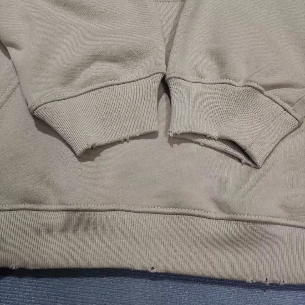 The top version of BALENCIAGA with large LOGO basic letters on the back, pure cotton loose, same style for male and female couples, high-end embroidered cotton hoodie, hooded sweatshirt. The god of simplicity in Paris, a volume sought after by many stars. Lisa’s favorite basic short-sleeved Paris style, which has a very high appearance rate. Wear alone, paired with jeans, shorts, and sweatpants, it's a versatile style. Xiaohongshu, a hot item on INS, a must-have for Paris fans.  Using Tajima embroidery technology imported from Japan, the printing looks very three-dimensional and full, with no threads. Regardless of the size, the front and back letters can be expressed perfectly! The fabric is made of 460g pure cotton combed terry fabric!  A complete set of customized tags, collar tags, washed, plastic bags, and most importantly, a complete set of bags, tag codes, and codes are all authentic.  Color: Gray Size: XS-L P:470