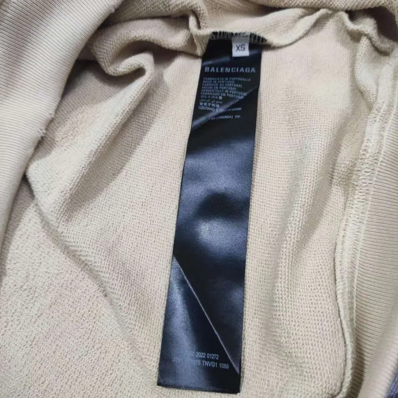 The top version of BALENCIAGA with large LOGO basic letters on the back, pure cotton loose, same style for male and female couples, high-end embroidered cotton hoodie, hooded sweatshirt. The god of simplicity in Paris, a volume sought after by many stars. Lisa’s favorite basic short-sleeved Paris style, which has a very high appearance rate. Wear alone, paired with jeans, shorts, and sweatpants, it's a versatile style. Xiaohongshu, a hot item on INS, a must-have for Paris fans.  Using Tajima embroidery technology imported from Japan, the printing looks very three-dimensional and full, with no threads. Regardless of the size, the front and back letters can be expressed perfectly! The fabric is made of 460g pure cotton combed terry fabric!  A complete set of customized tags, collar tags, washed, plastic bags, and most importantly, a complete set of bags, tag codes, and codes are all authentic.  Color: Gray Size: XS-L P:470