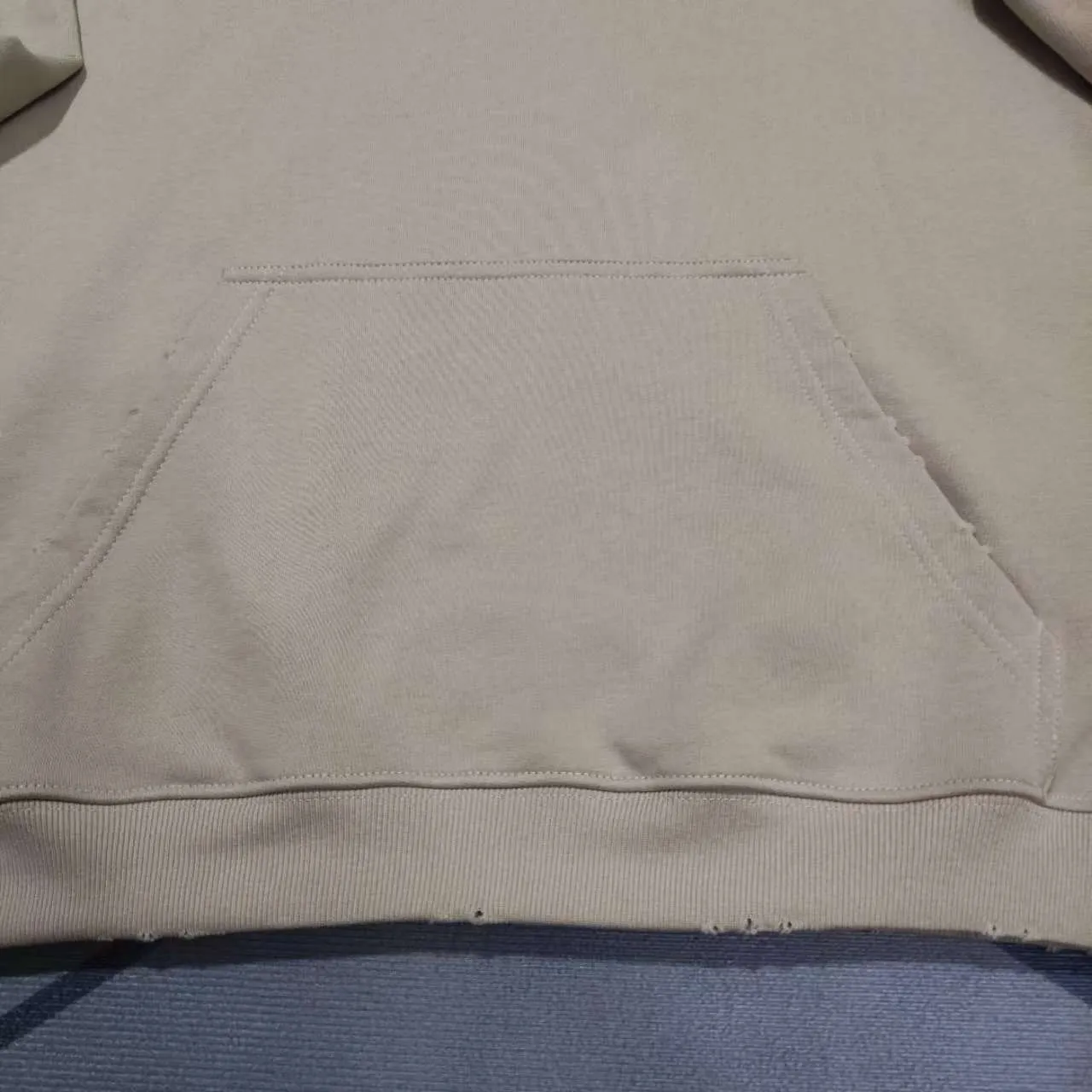 The top version of BALENCIAGA with large LOGO basic letters on the back, pure cotton loose, same style for male and female couples, high-end embroidered cotton hoodie, hooded sweatshirt. The god of simplicity in Paris, a volume sought after by many stars. Lisa’s favorite basic short-sleeved Paris style, which has a very high appearance rate. Wear alone, paired with jeans, shorts, and sweatpants, it's a versatile style. Xiaohongshu, a hot item on INS, a must-have for Paris fans.  Using Tajima embroidery technology imported from Japan, the printing looks very three-dimensional and full, with no threads. Regardless of the size, the front and back letters can be expressed perfectly! The fabric is made of 460g pure cotton combed terry fabric!  A complete set of customized tags, collar tags, washed, plastic bags, and most importantly, a complete set of bags, tag codes, and codes are all authentic.  Color: Gray Size: XS-L P:470
