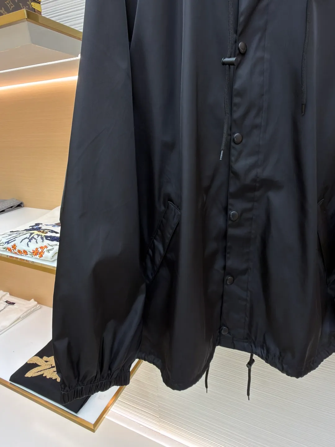 Balenciaga Tape Jacket ●Original version: Purchased and developed for 19,000 ●Item number: 1681153-B85 ●Fabric: nylon three-proof technical fabric ●Technology: holographic original heat transfer production ●Color: black ●Version: loose version ●Weight: about 600 grams ●Size: 1-2-3-4 ●Description: Customized nylon three-proof technical fabric Windproof, rainproof, lightproof, three-proof barrier, excellent texture The pure black is used as the base tone to support all the edges. The front panel is carefully carved with a homogeneous clean fit. The Paris Tape Type logo on the back panel blooms quietly on the deep black background. The front is minimalist and the back is highly recognizable. The foldable drawstring design allows for free switching between protection and silhouette. The ultimate fusion of function and aesthetics. The high-end sense defines extraordinary taste. Authentic holographic heat transfer process. Realize original visual restoration at the molecular level. Adopt 3D scanning modeling. Use dynamic pressure gradient to transfer the Tape Type logo. Neat and beautiful, Paris English letter pattern. After 8 manual scanning and debugging. Double control of industrial-grade 3D scanning and manual calibration. Accurately capture the light and shadow levels and texture details of the overlapping parts of letters. Ensure that every line is clear and sharp. The overlapping areas are clear and non-adhesive. The template machine opens the bag. The preset template guides the position, shape and size of the bag. Accuracy ensures the quality of bag opening results. The overall wiring is straight and delicate, the fabric is comfortable and soft, and the color is consistent without color difference. It can be matched with the same style to create a fashionable look and control various occasions. Customized accessories, complete with three standards, same style for men and women!