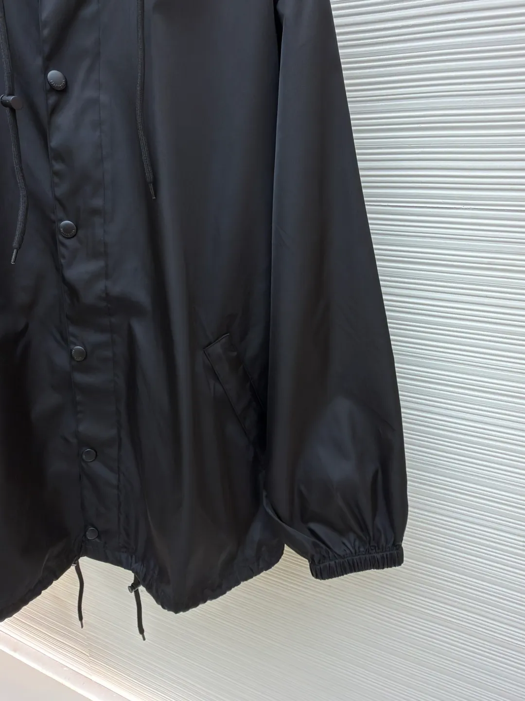 Balenciaga Tape Jacket ●Original version: Purchased and developed for 19,000 ●Item number: 1681153-B85 ●Fabric: nylon three-proof technical fabric ●Technology: holographic original heat transfer production ●Color: black ●Version: loose version ●Weight: about 600 grams ●Size: 1-2-3-4 ●Description: Customized nylon three-proof technical fabric Windproof, rainproof, lightproof, three-proof barrier, excellent texture The pure black is used as the base tone to support all the edges. The front panel is carefully carved with a homogeneous clean fit. The Paris Tape Type logo on the back panel blooms quietly on the deep black background. The front is minimalist and the back is highly recognizable. The foldable drawstring design allows for free switching between protection and silhouette. The ultimate fusion of function and aesthetics. The high-end sense defines extraordinary taste. Authentic holographic heat transfer process. Realize original visual restoration at the molecular level. Adopt 3D scanning modeling. Use dynamic pressure gradient to transfer the Tape Type logo. Neat and beautiful, Paris English letter pattern. After 8 manual scanning and debugging. Double control of industrial-grade 3D scanning and manual calibration. Accurately capture the light and shadow levels and texture details of the overlapping parts of letters. Ensure that every line is clear and sharp. The overlapping areas are clear and non-adhesive. The template machine opens the bag. The preset template guides the position, shape and size of the bag. Accuracy ensures the quality of bag opening results. The overall wiring is straight and delicate, the fabric is comfortable and soft, and the color is consistent without color difference. It can be matched with the same style to create a fashionable look and control various occasions. Customized accessories, complete with three standards, same style for men and women!