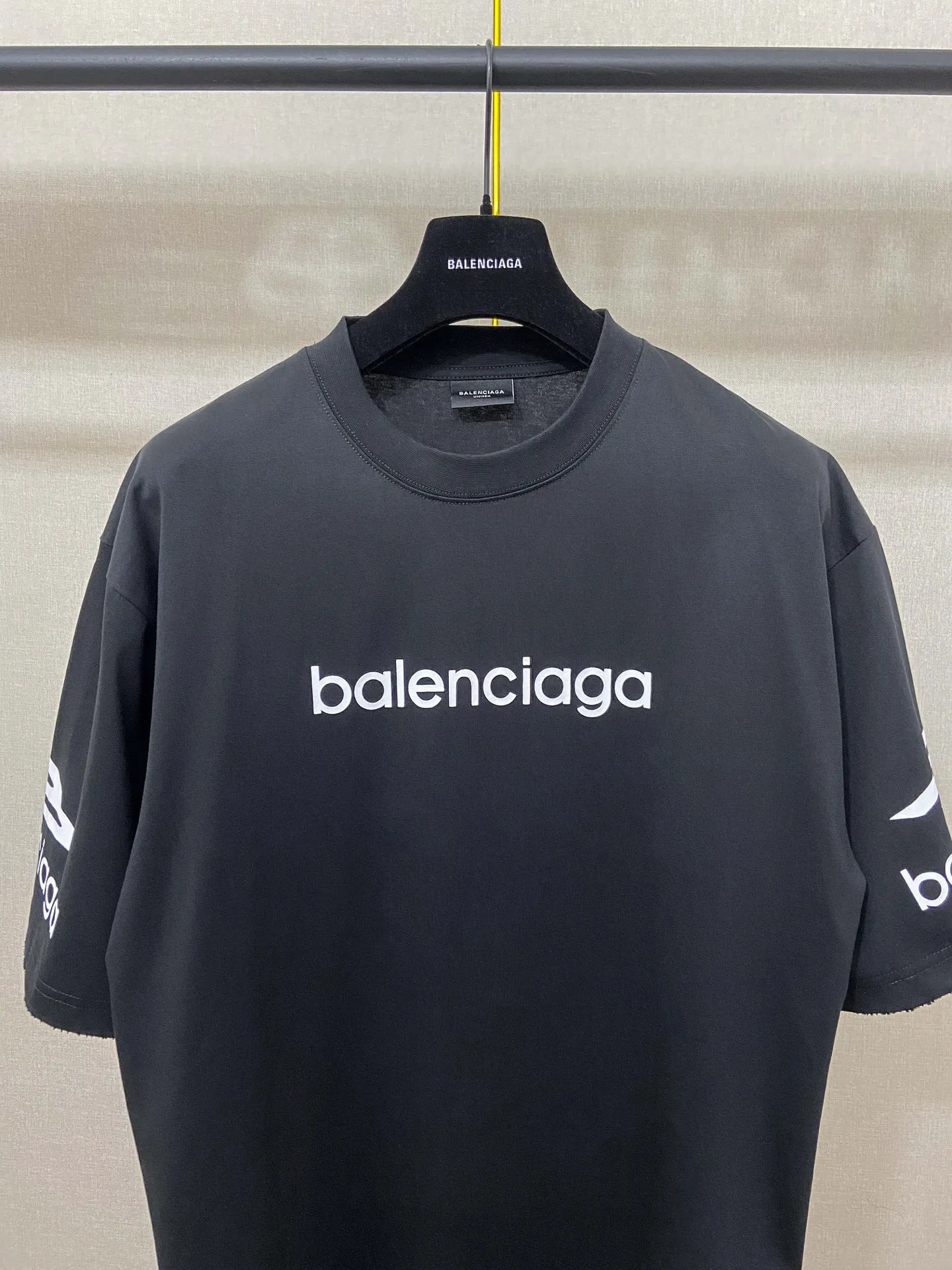 🅿️170 9187# Real photos Top version [[BALENCIA*GA] official website quality Paris new ski series 3M artistic letter LOGO printed short-sleeved T-shirt OS version loose dropped shoulders Unisex style Fabric: 260g 100% cotton double yarn Technology: front and rear left and right sleeve printing Garment wash spray-painted worn distressed fixed color Color: black white Red (red has different craftsmanship and different prices) Size: XS S M L