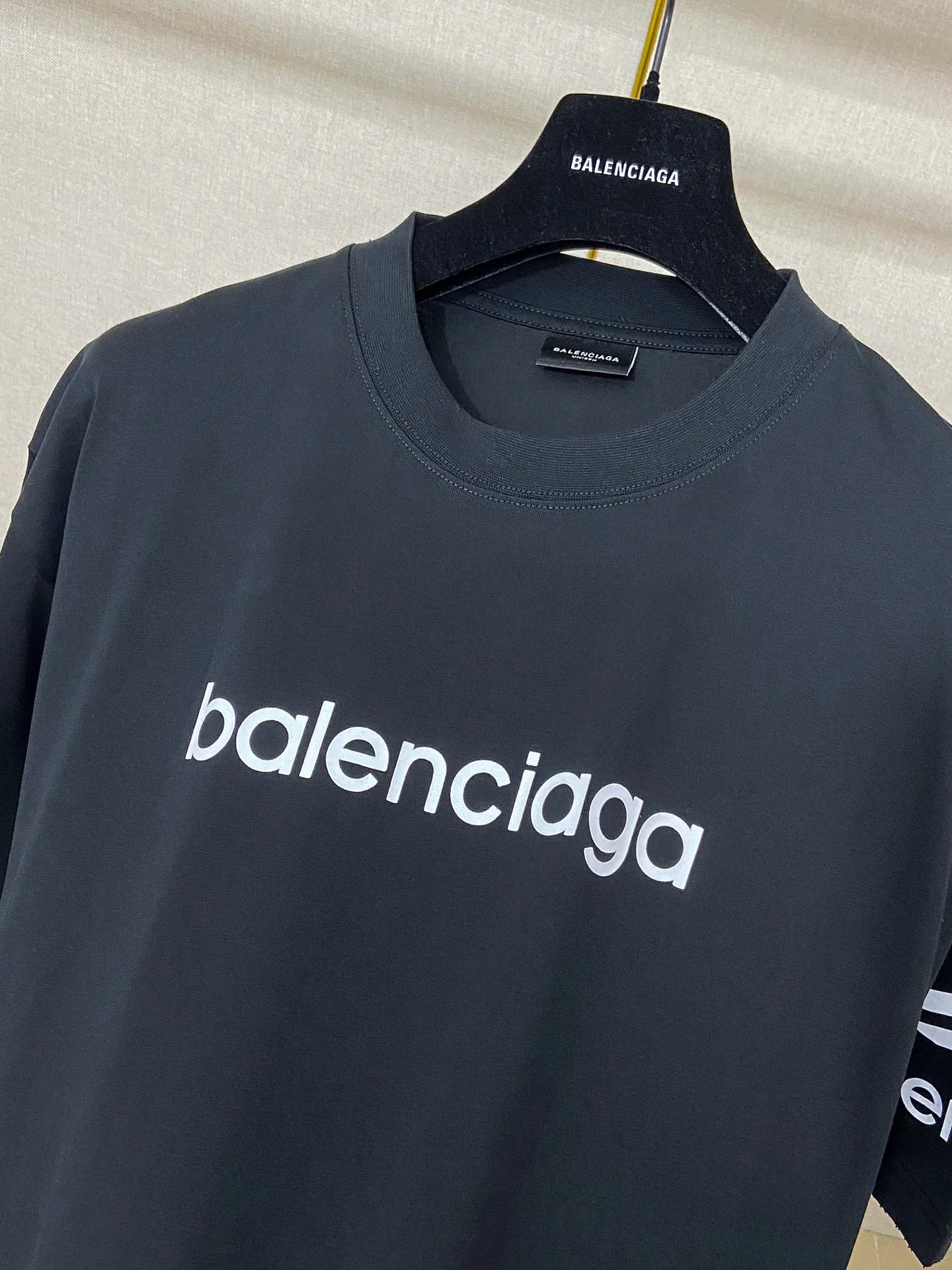 🅿️170 9187# Real photos Top version [[BALENCIA*GA] official website quality Paris new ski series 3M artistic letter LOGO printed short-sleeved T-shirt OS version loose dropped shoulders Unisex style Fabric: 260g 100% cotton double yarn Technology: front and rear left and right sleeve printing Garment wash spray-painted worn distressed fixed color Color: black white Red (red has different craftsmanship and different prices) Size: XS S M L