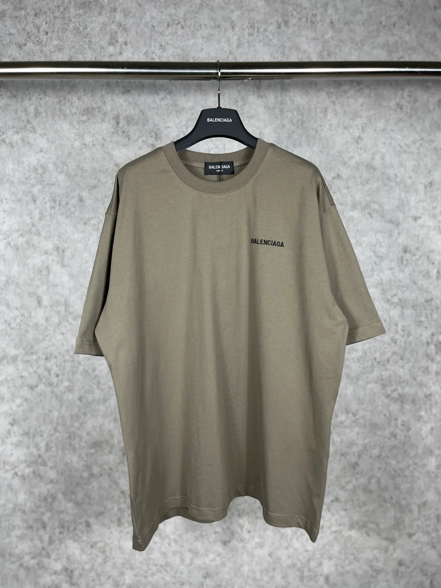 🅿️166 real shots [Top version. Official website quality] BALENCI*GA/Paris#Classic style. Classic letter embroidered short-sleeved T-shirt on the front and back #brick cabinet synchronization.                       The fabric is made of Paris ZP custom-woven and dyed cotton double yarn, weighing 260 grams. The cloth surface is clean. The cloth pattern is clear, soft and comfortable. The threads are dyed with no color difference. The classic letters are embroidered with an imported embroidery machine. The letters are clear and the effect is three-dimensional, restoring the brick cabinet. The version adopts the OS loose shoulder style. The same style for men and women. Coding: BL223023 Color: abrupt brown. Peacock blue. Light green Size: XS to L