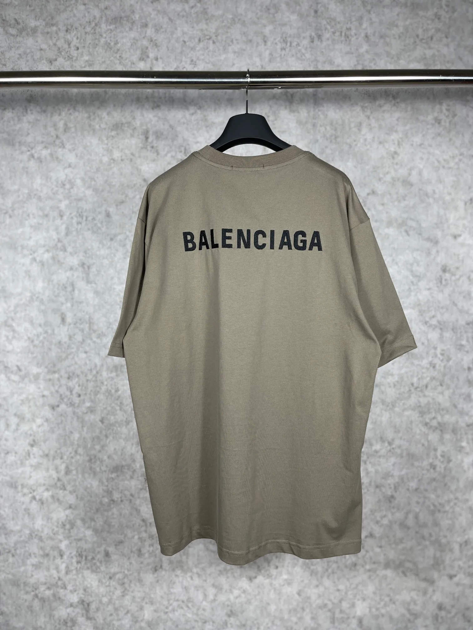 🅿️166 real shots [Top version. Official website quality] BALENCI*GA/Paris#Classic style. Classic letter embroidered short-sleeved T-shirt on the front and back #brick cabinet synchronization.                       The fabric is made of Paris ZP custom-woven and dyed cotton double yarn, weighing 260 grams. The cloth surface is clean. The cloth pattern is clear, soft and comfortable. The threads are dyed with no color difference. The classic letters are embroidered with an imported embroidery machine. The letters are clear and the effect is three-dimensional, restoring the brick cabinet. The version adopts the OS loose shoulder style. The same style for men and women. Coding: BL223023 Color: abrupt brown. Peacock blue. Light green Size: XS to L